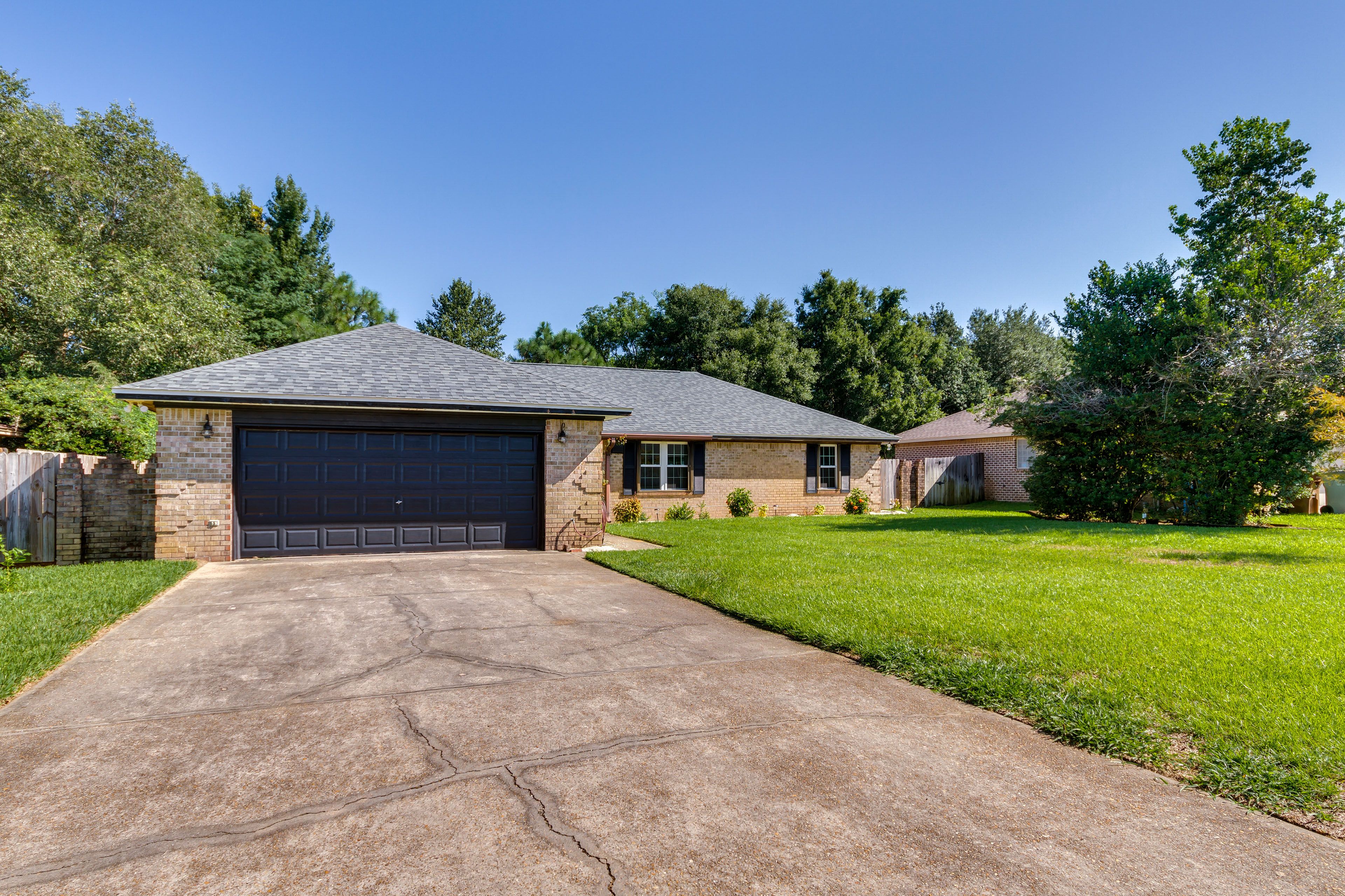 Parking | Garage (1 Vehicle) | Driveway (4 Vehicles) | RV/Trailer Parking
