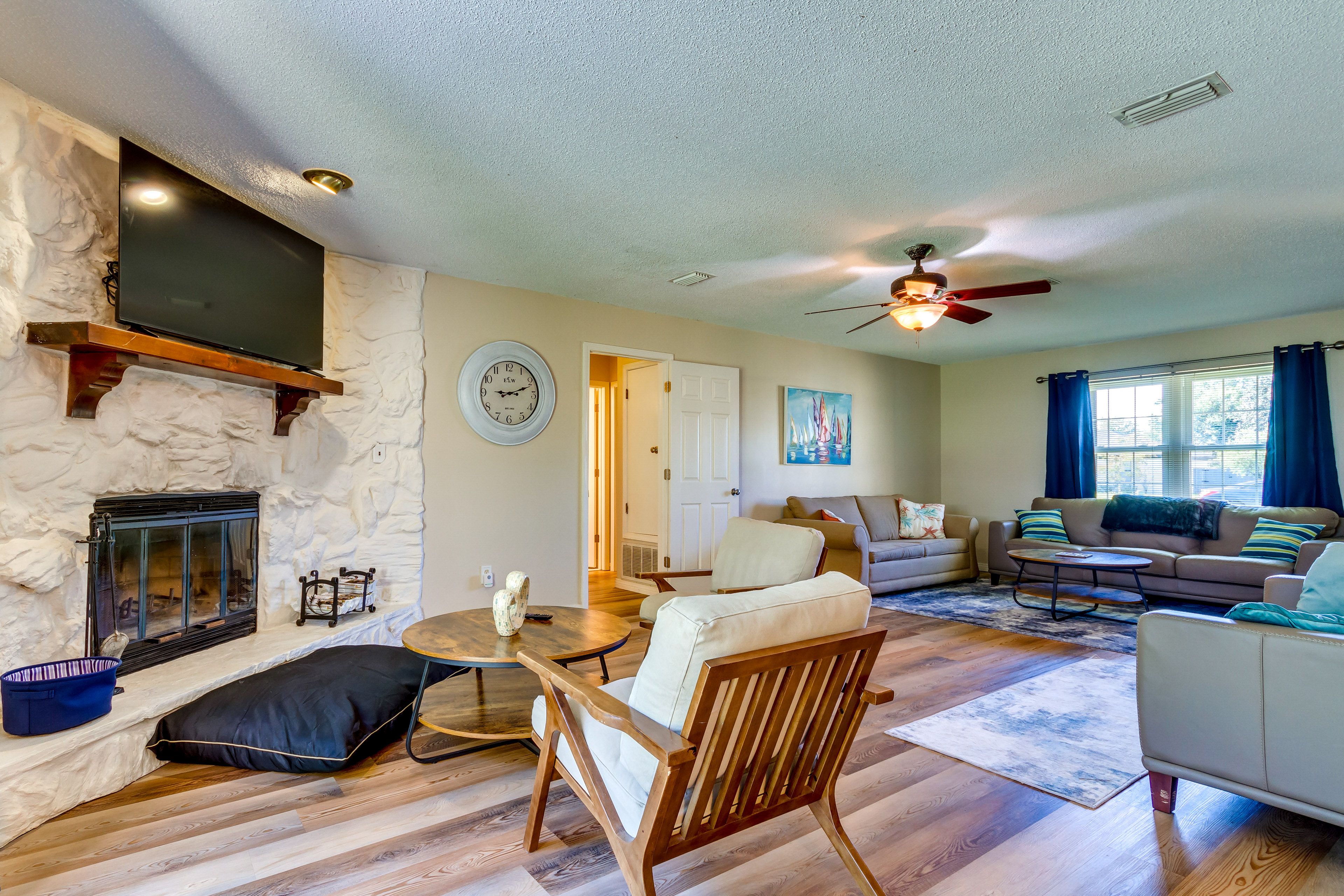 Living Area | Smart TV w/ Roku | Fireplace | Free WiFi | Central A/C & Heat