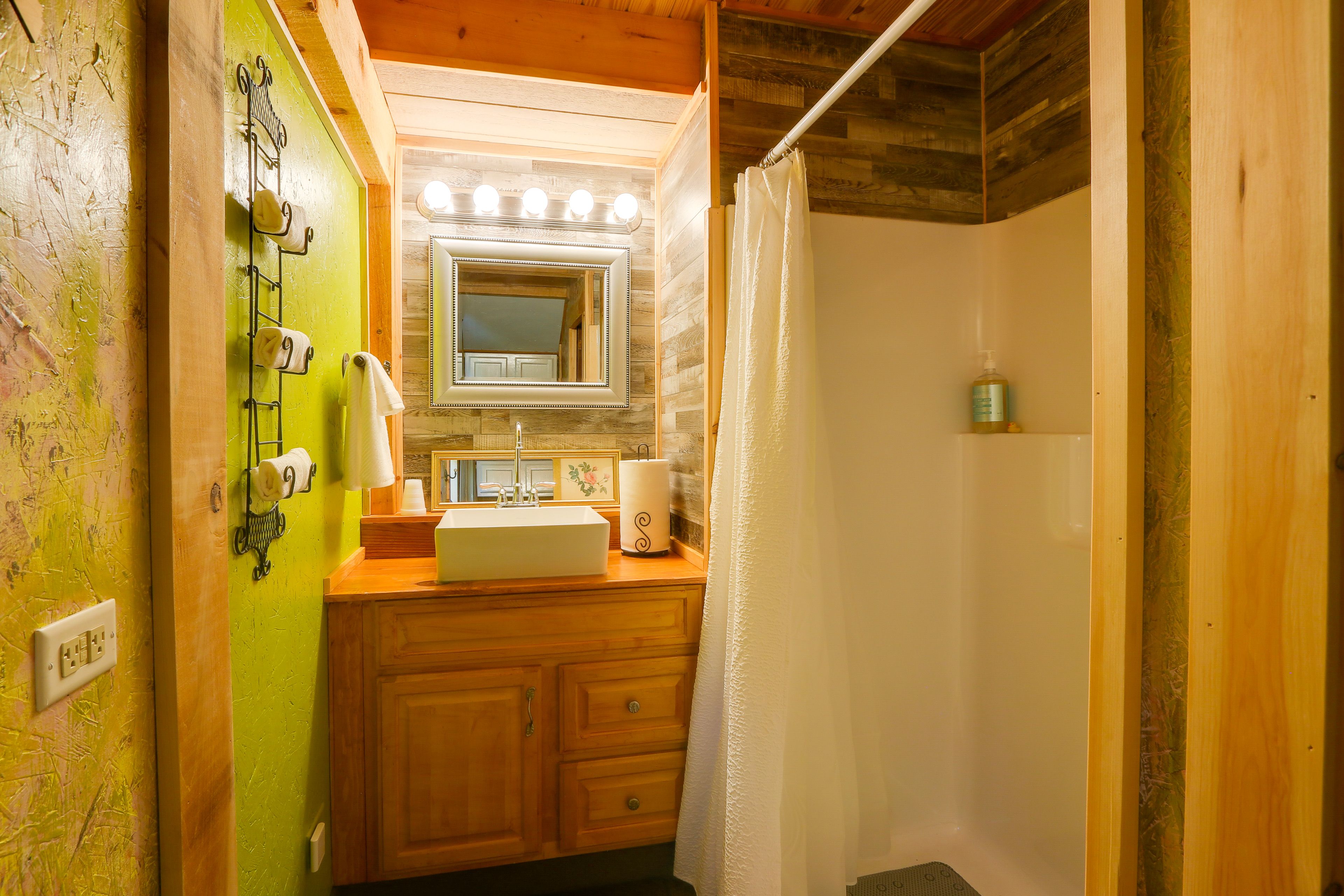 Full Bathroom | 1st Floor | Towels Provided