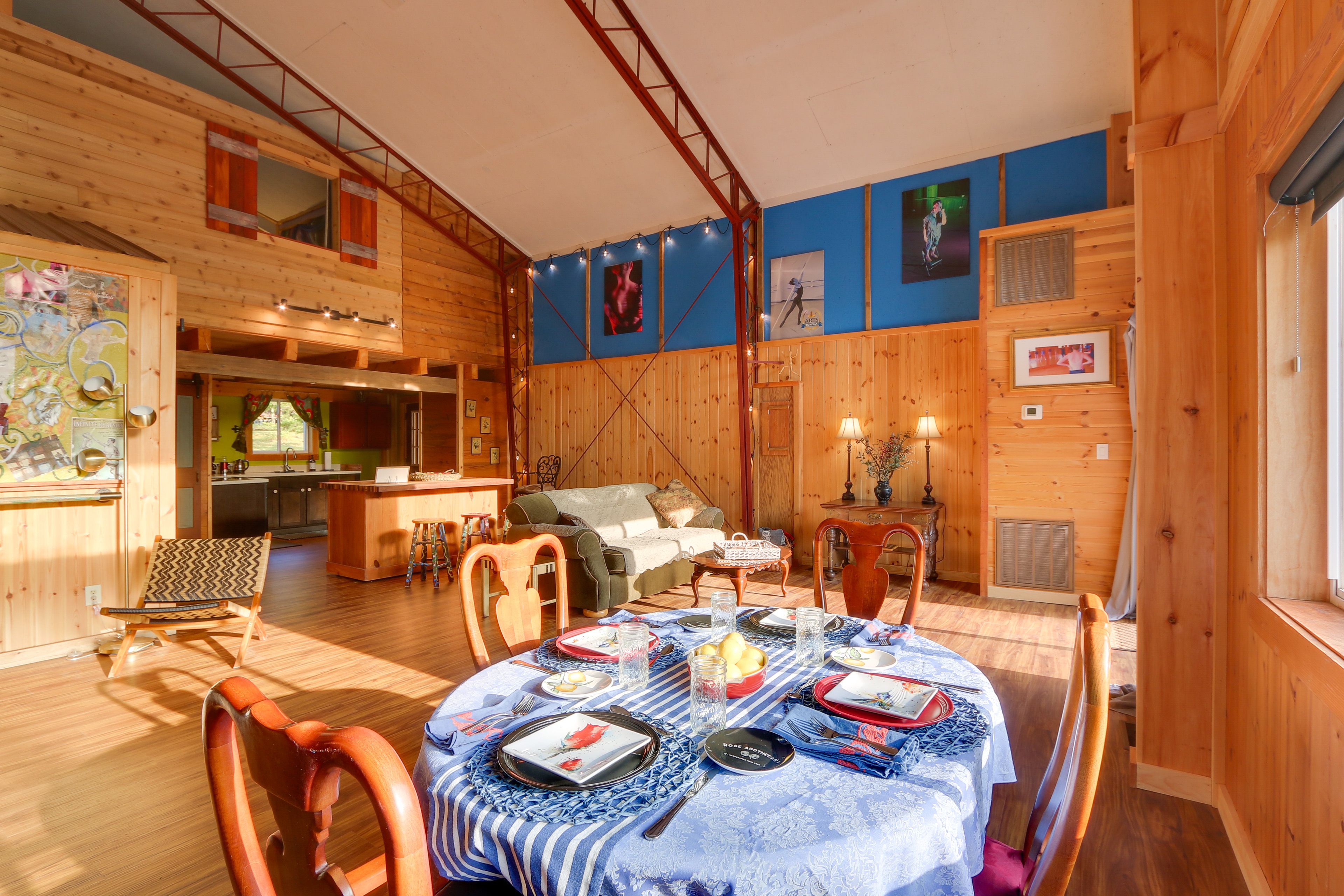 Home Interior | Central Heating & A/C | Free WiFi | 10 Mi to Cacapon State Park