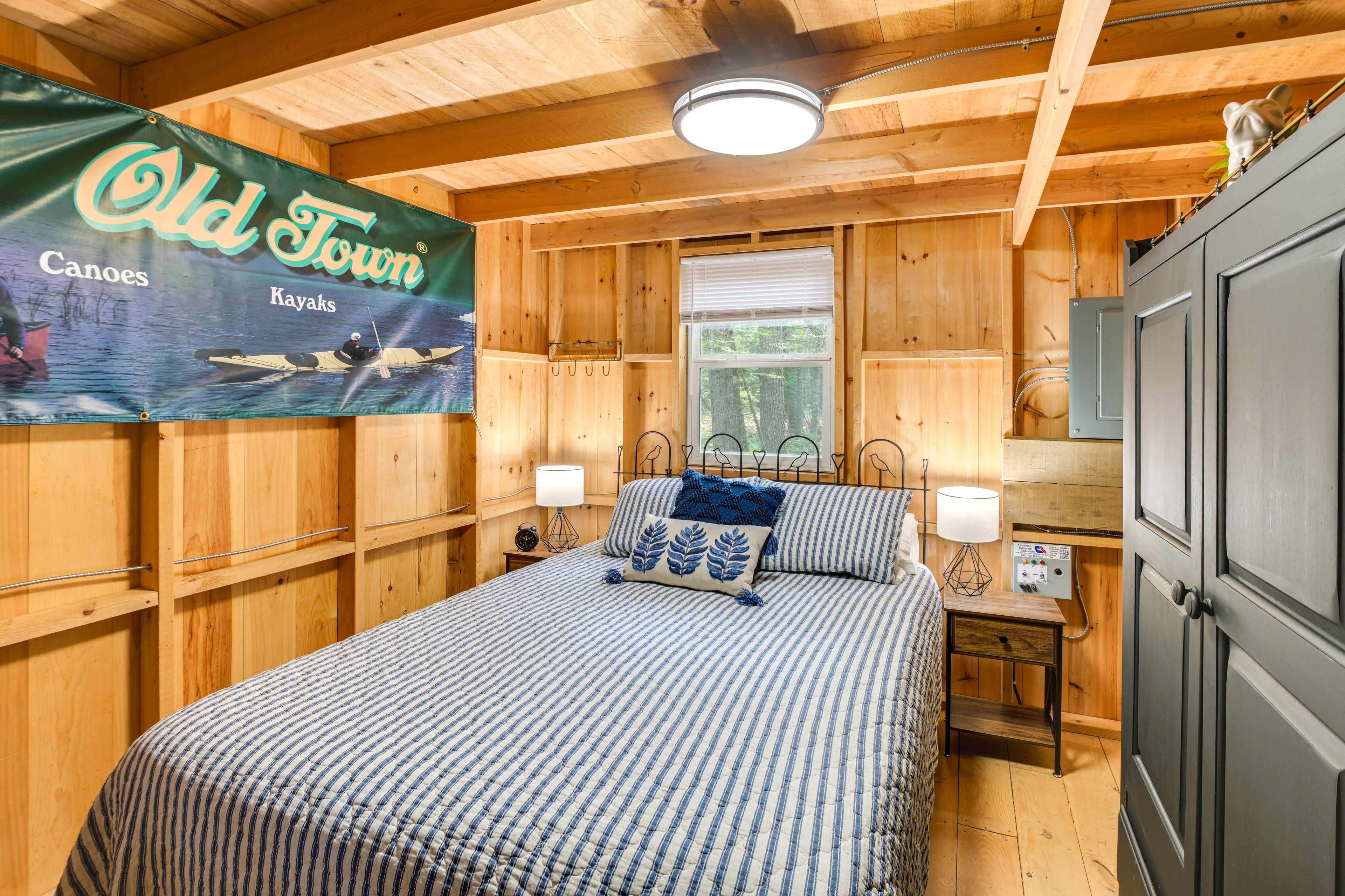 Studio | Queen Bed | Main Floor