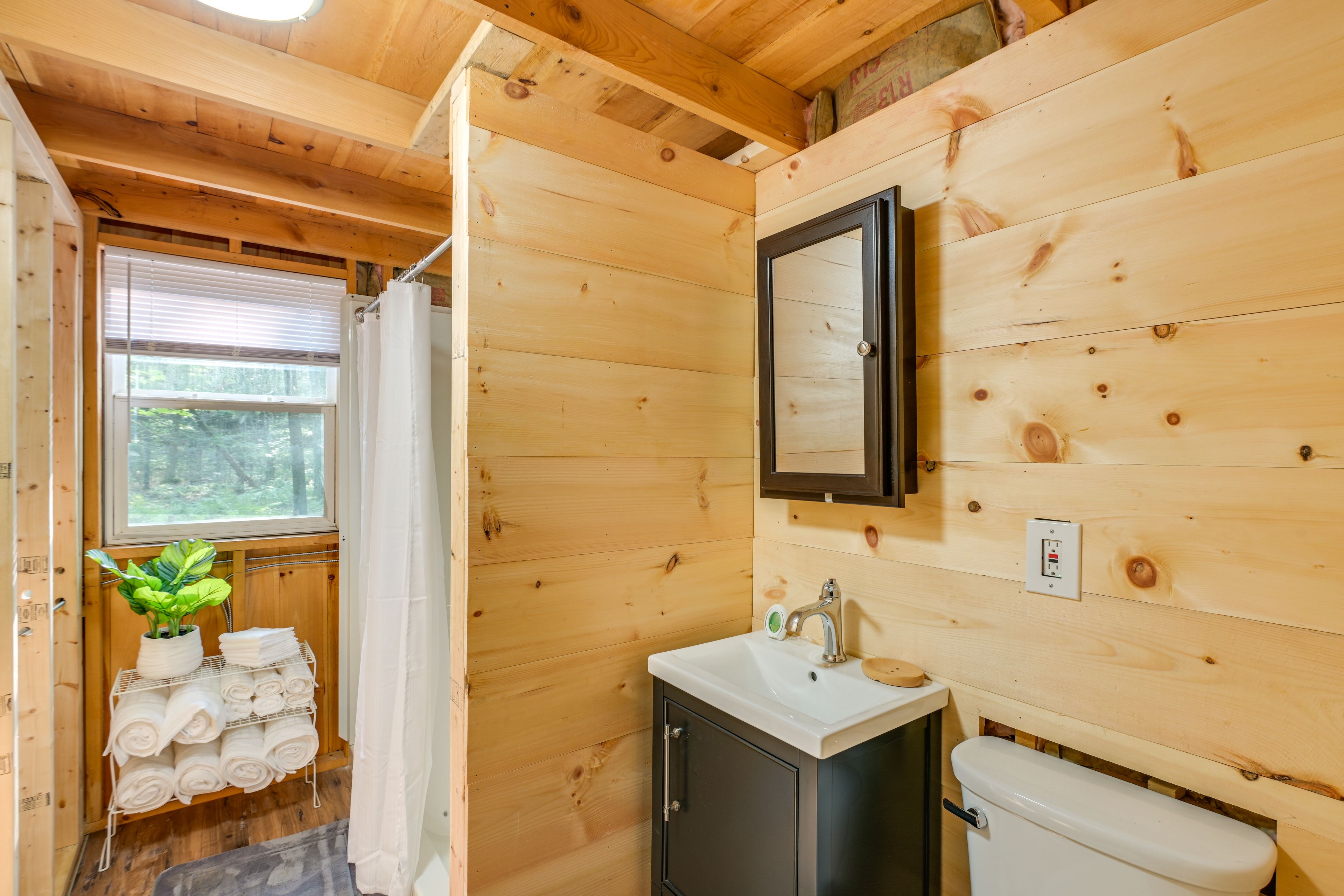 Full Bathroom | Complimentary Toiletries | Main Floor