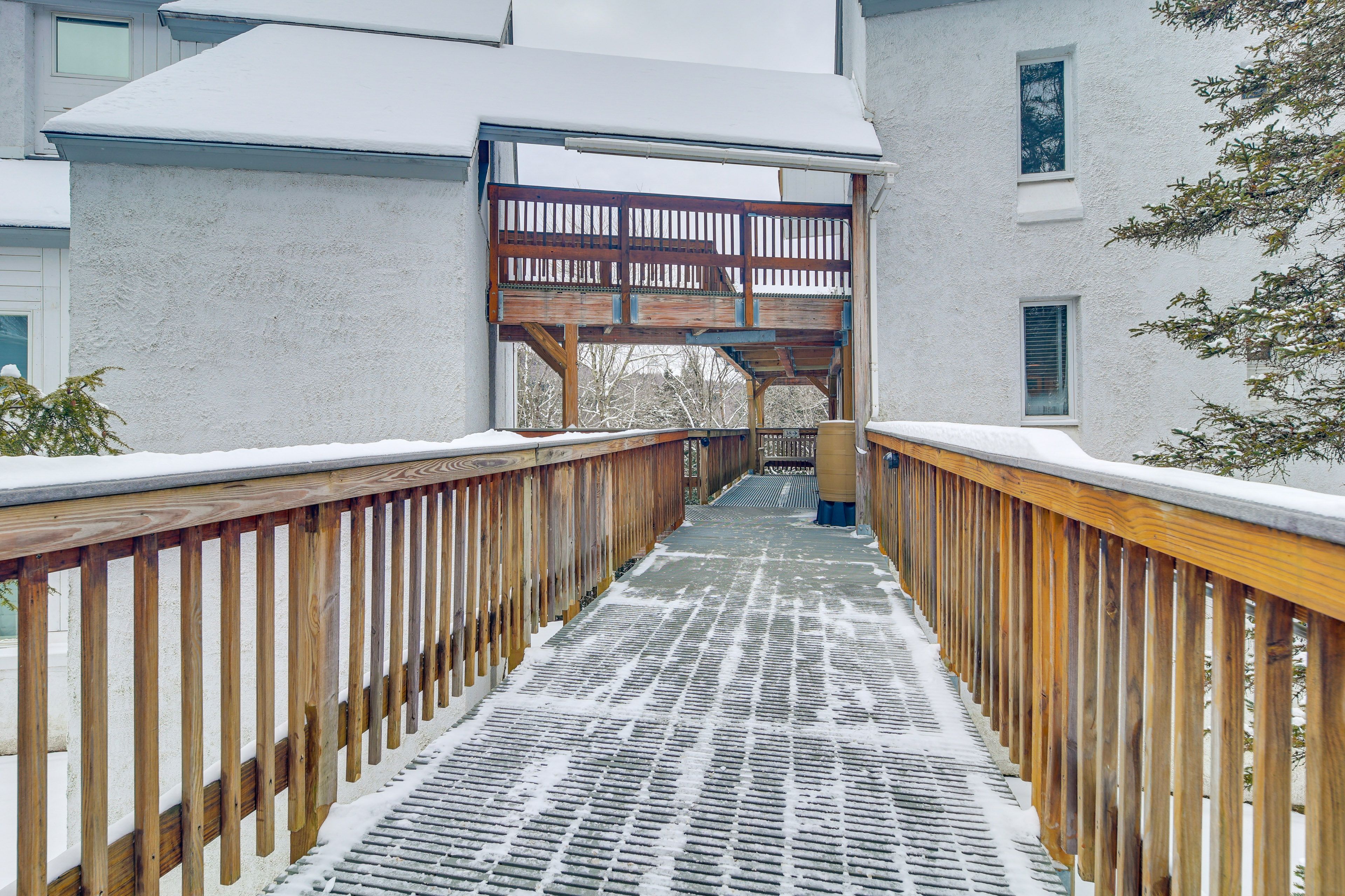 Path to Unit | Parking | Community Lot (Open Parking)