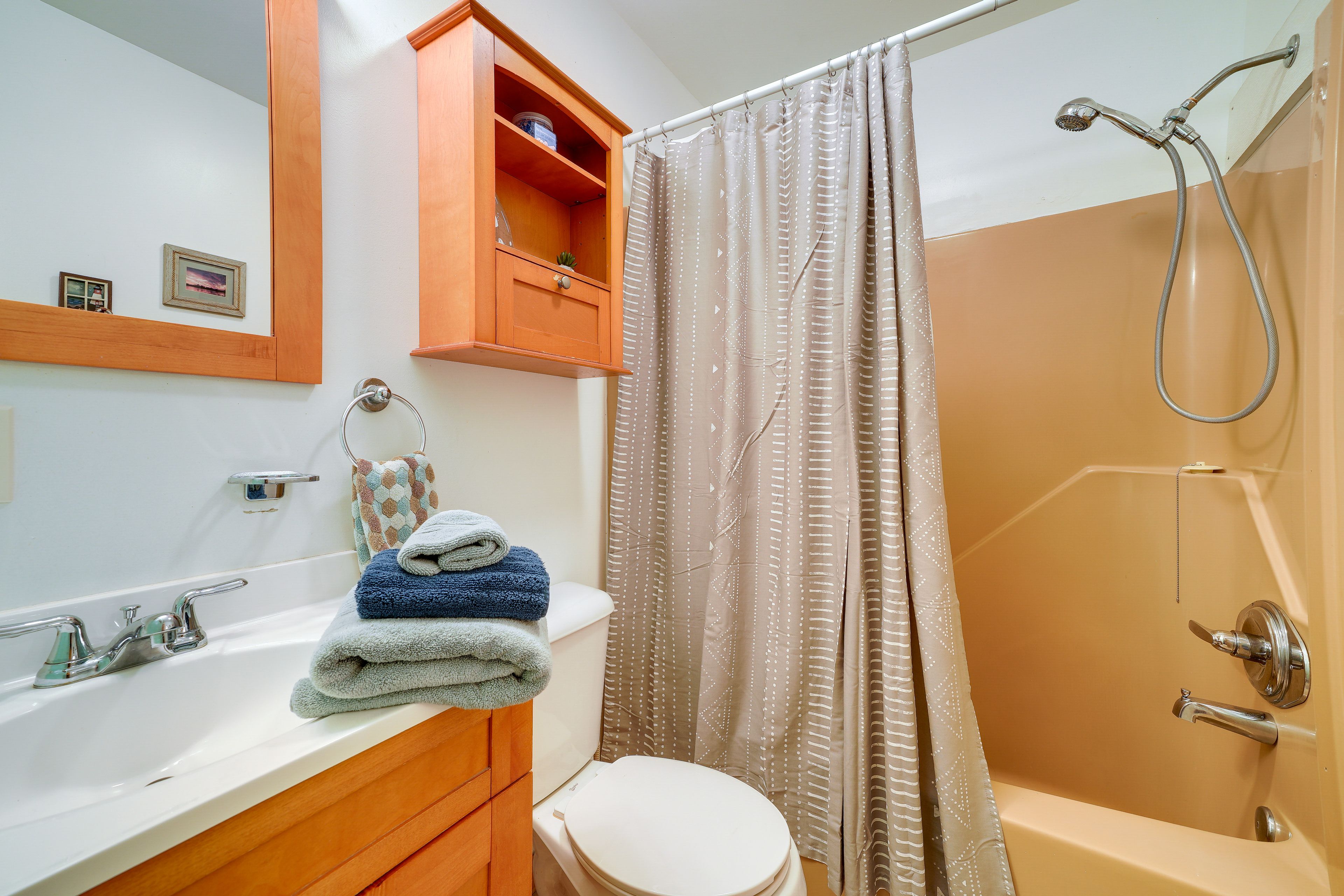 Full Bathroom | Towels Provided