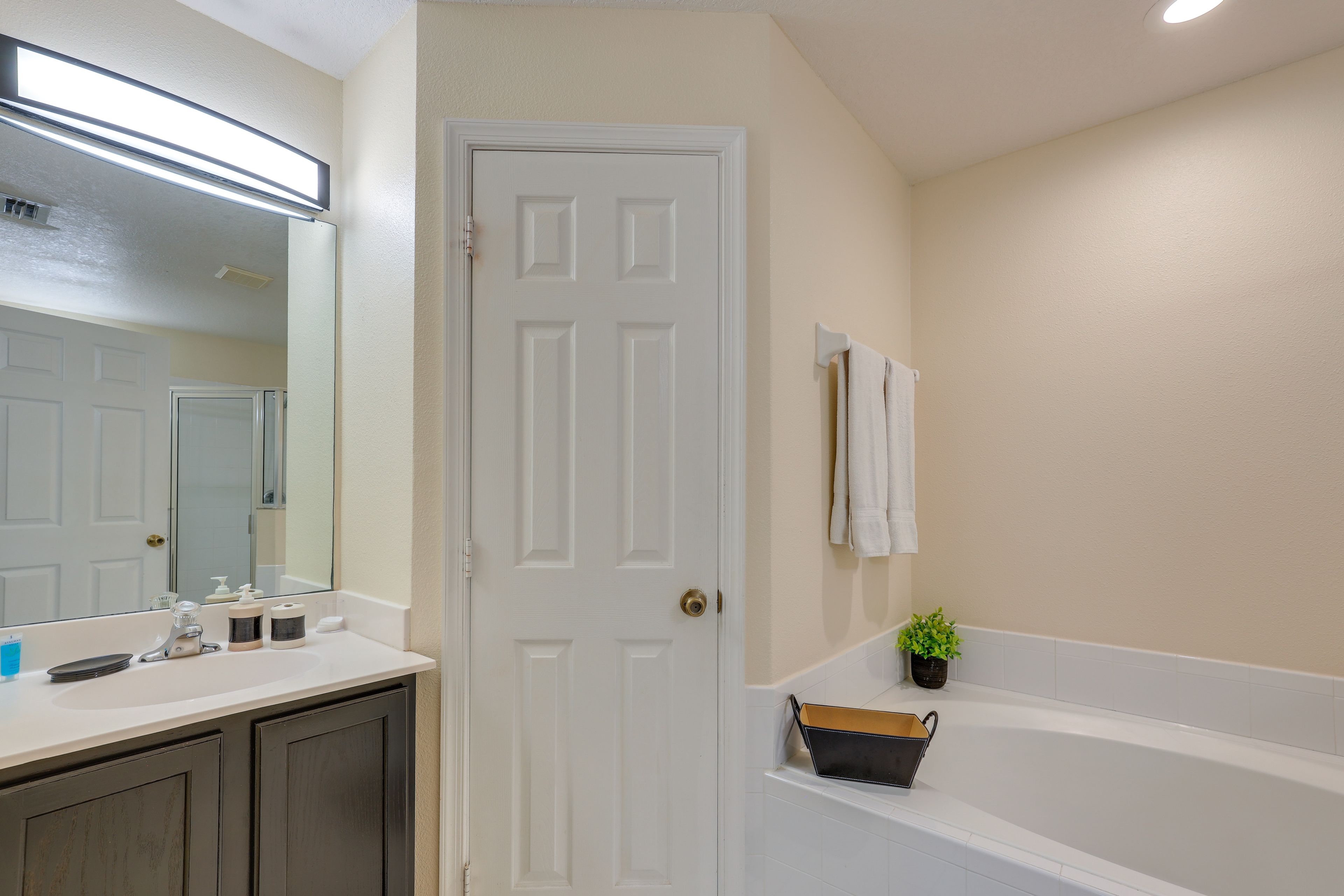 Bedroom 1 | King Bed | Linens Provided | En-Suite Bathroom
