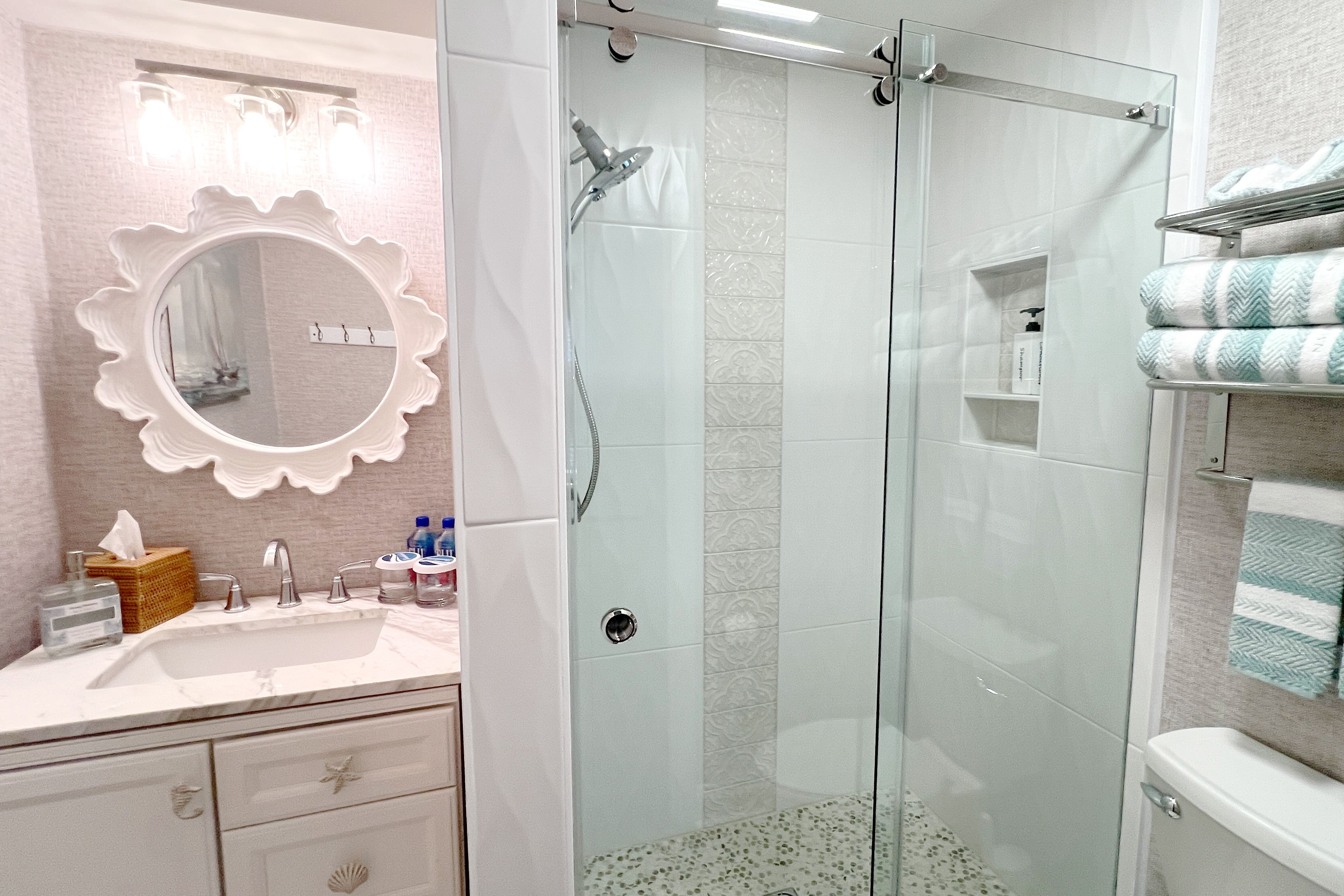 Full Bathroom | Towels Provided | Complimentary Toiletries