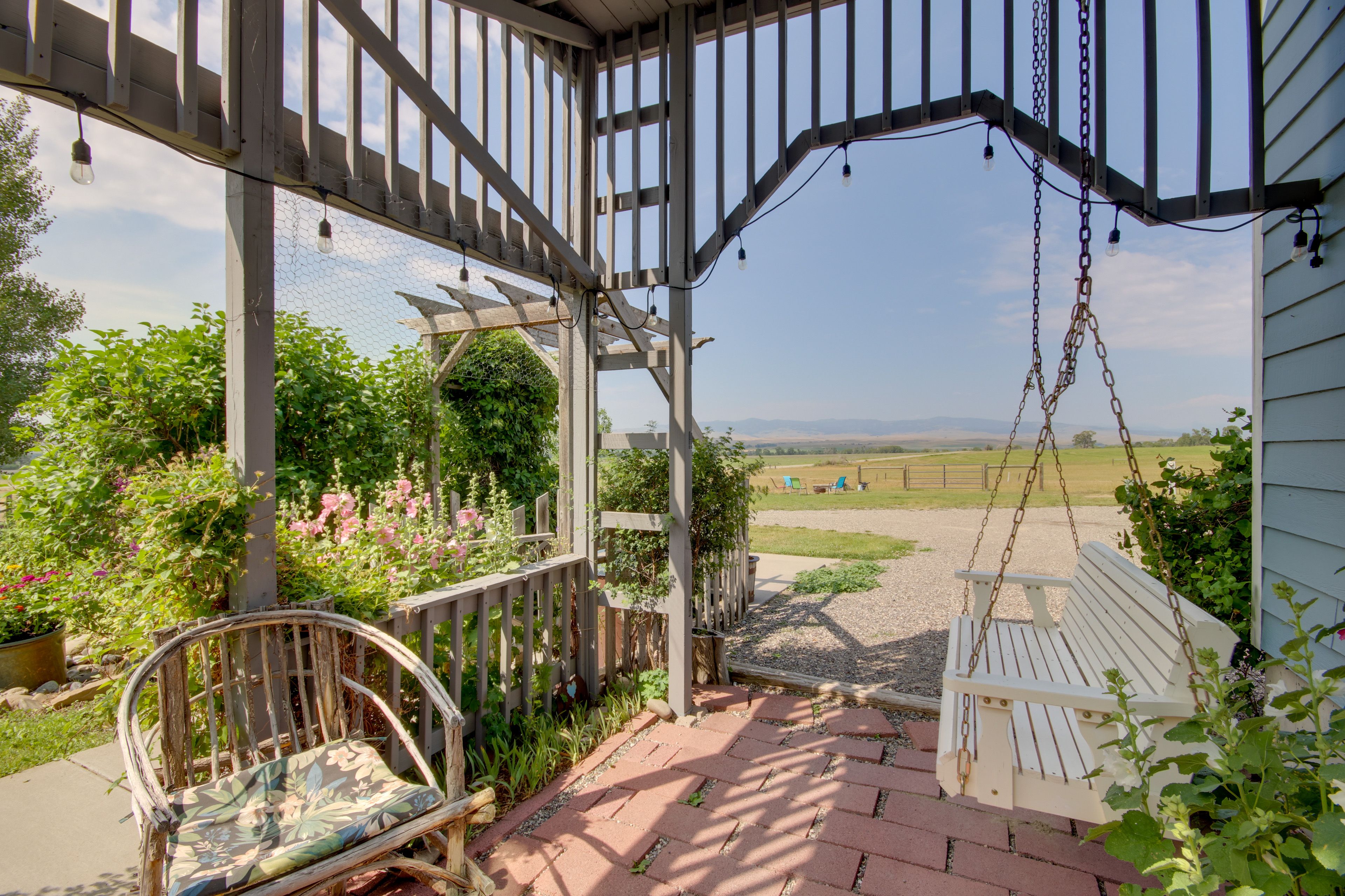 Livingston Vacation Rental | 2BR | 2BA | 2,000 Sq Ft