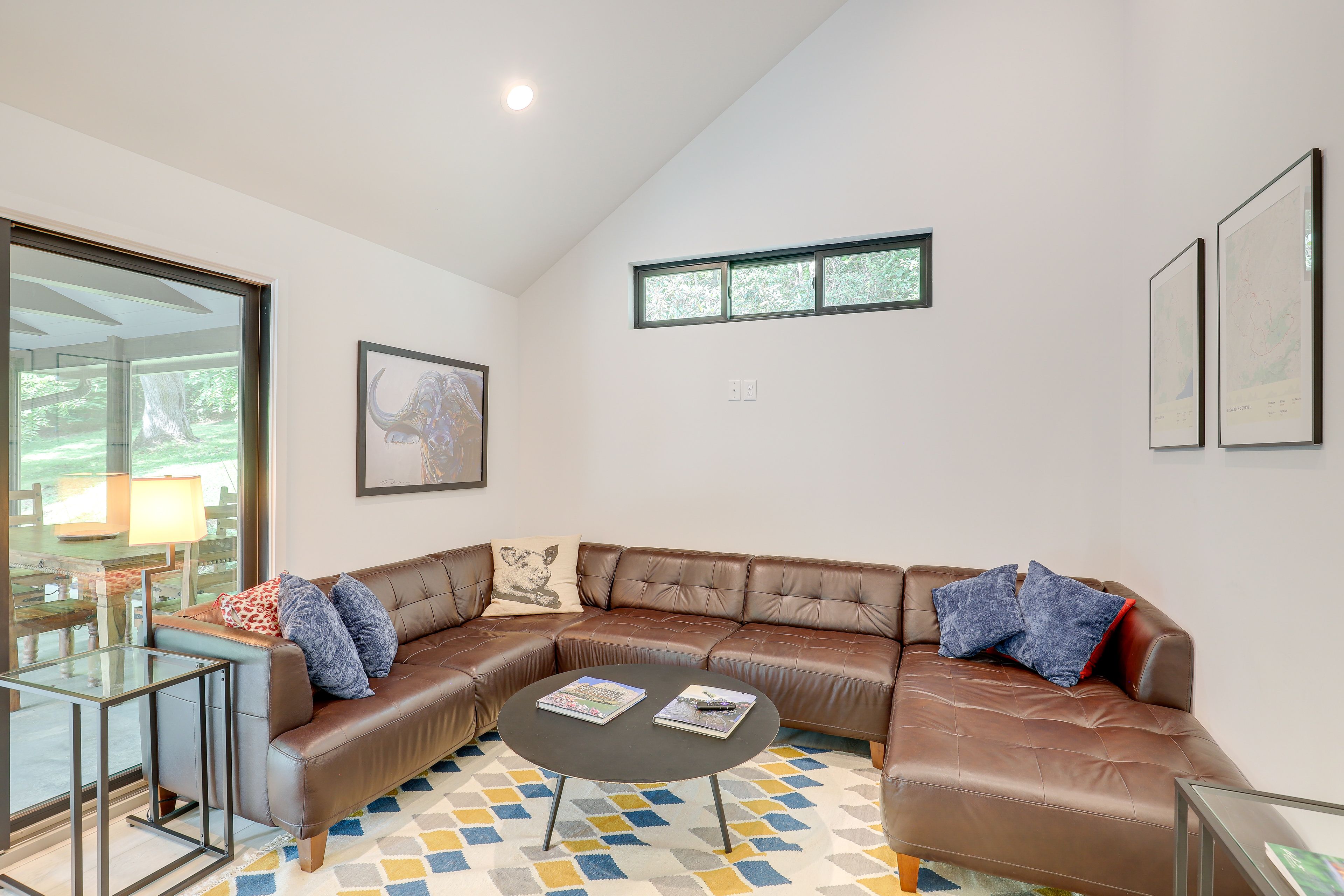Living Area | Smart TV