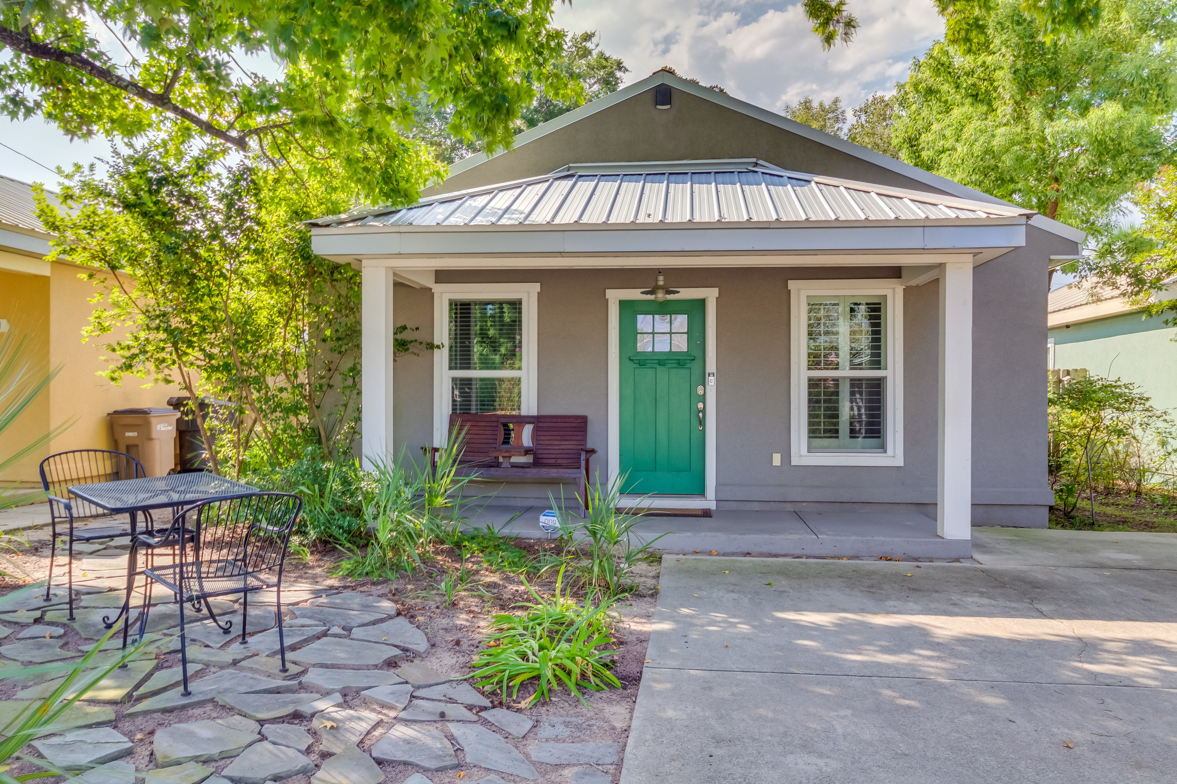 Pensacola Vacation Rental | 3BR | 2BA | 1,290 Sq Ft | 2 Steps to Enter