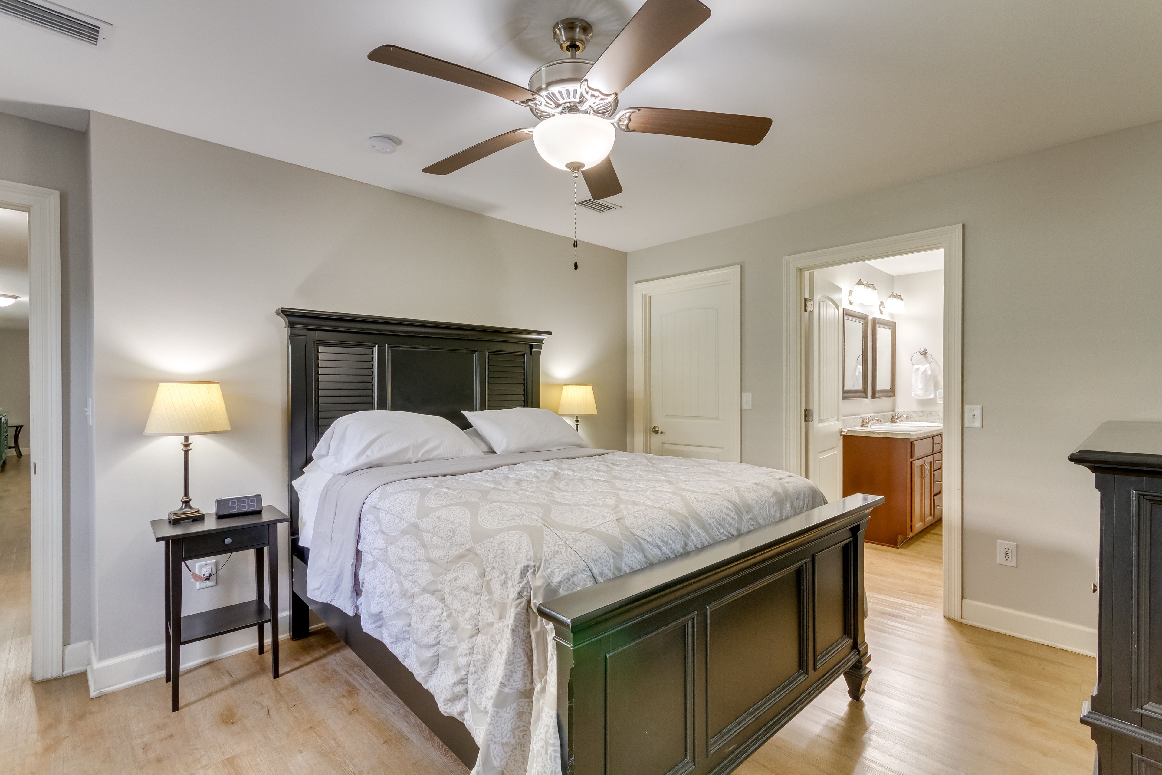 Bedroom 1 | Queen Bed | En-Suite Bathroom