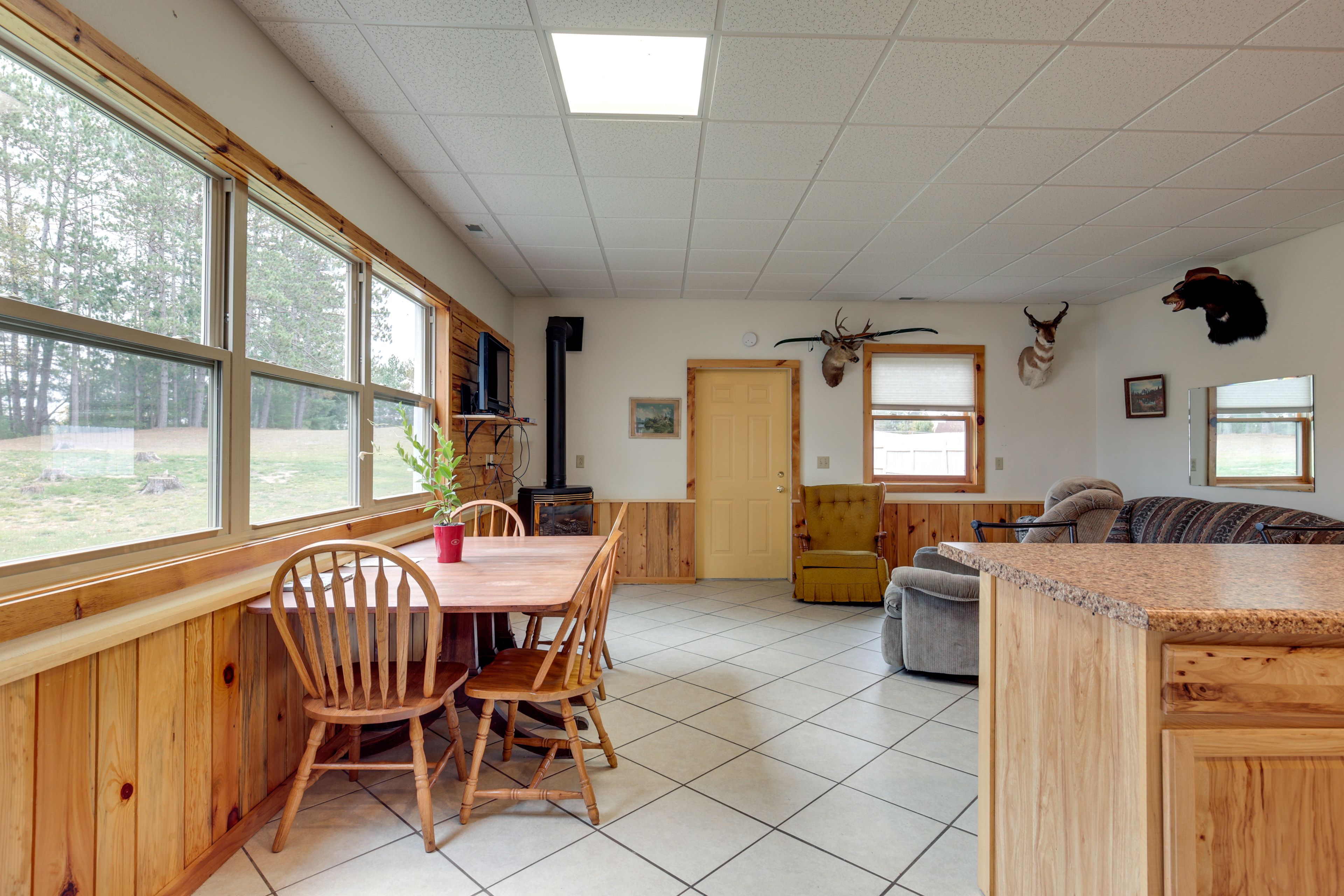 Dining Area | Dishware & Flatware Provided