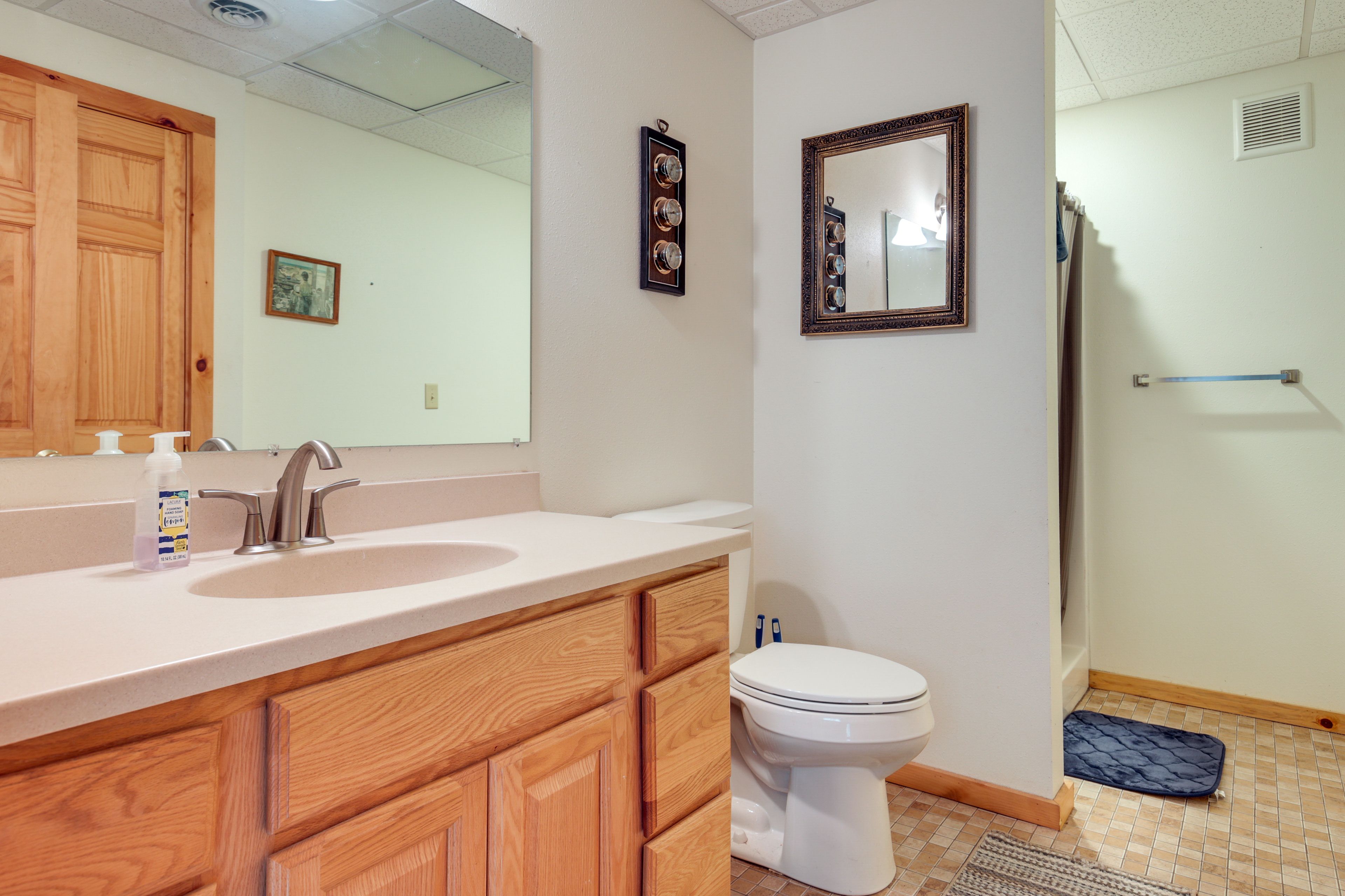 Full Bathroom | Towels Provided | Complimentary Toiletries