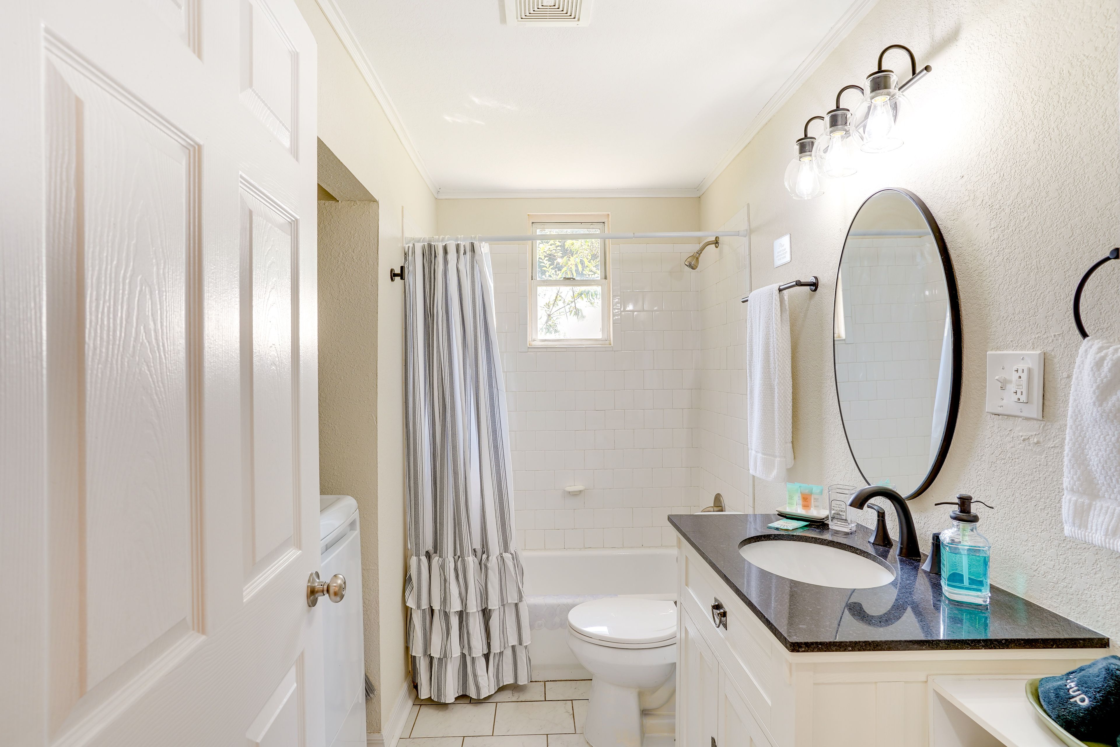 Full Bathroom | Complimentary Toiletries