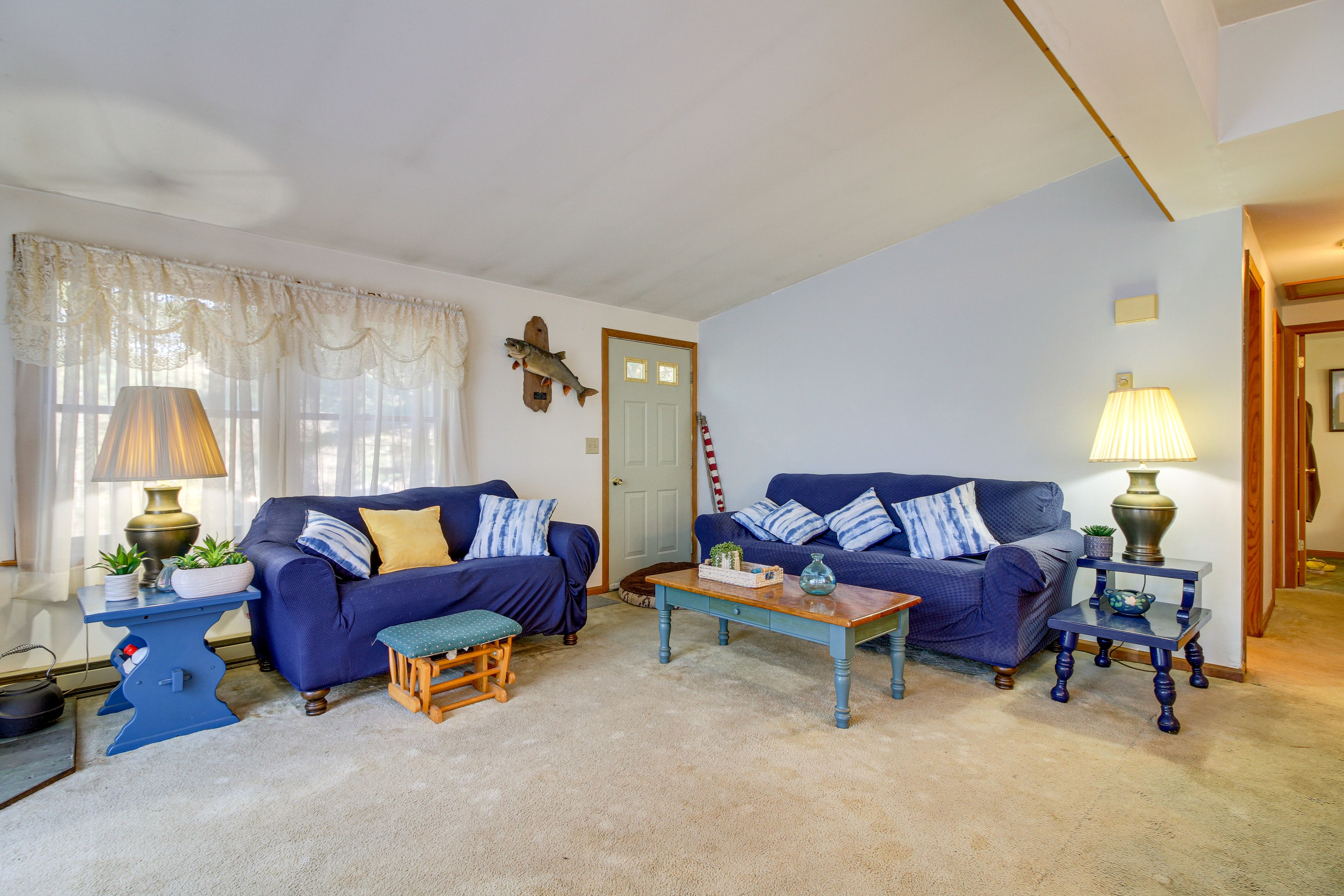 Living Room | Flat-Screen Satellite TV | Free WiFi