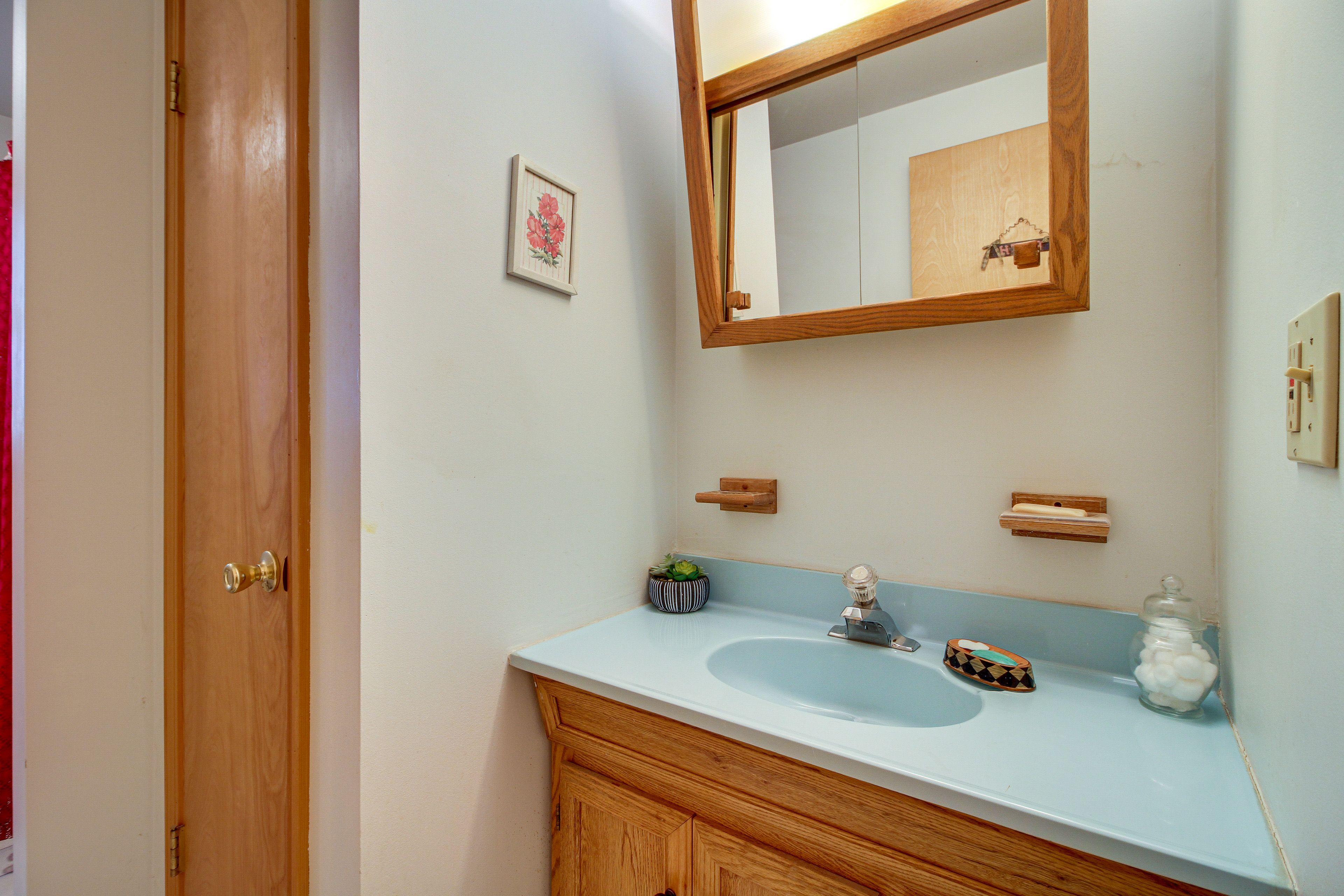 Full Bathroom | Towels Provided | Complimentary Toiletries