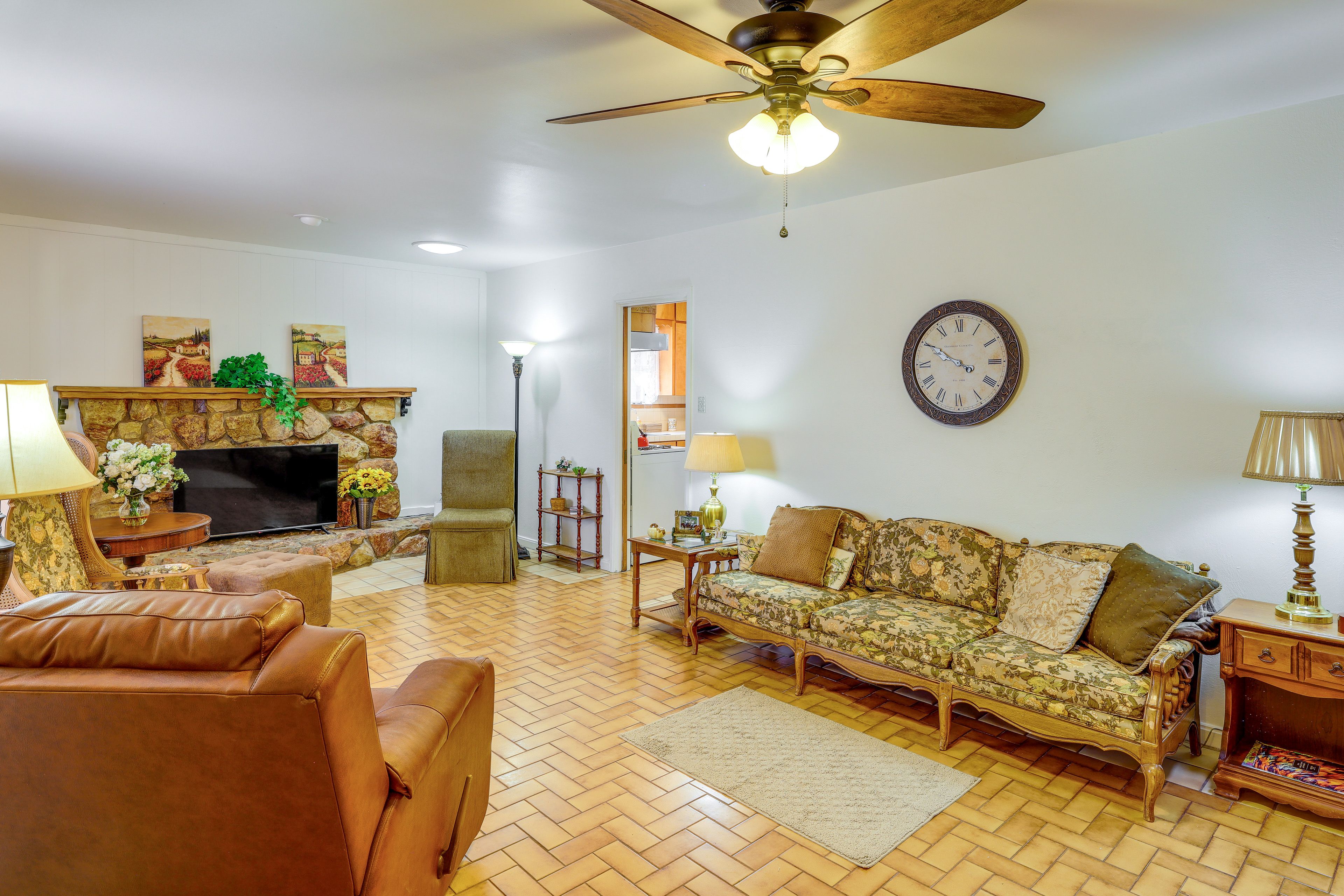 Living Room | Central Air Conditioning | Free WiFi