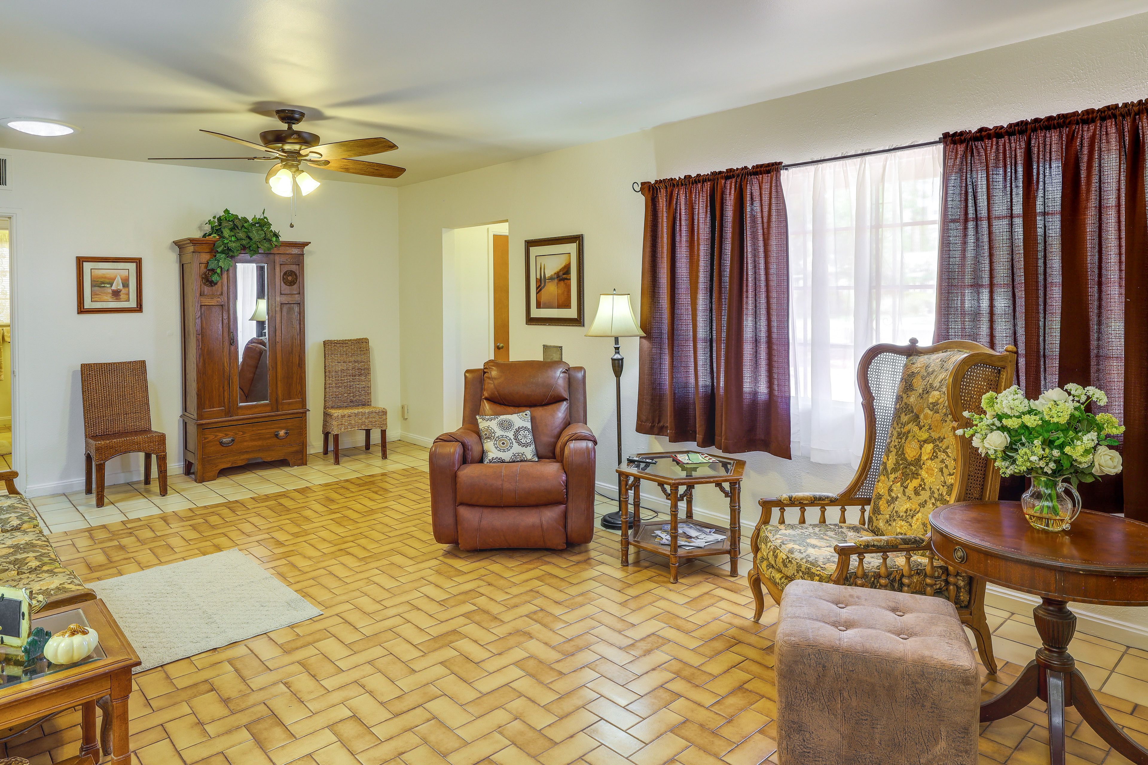 Living Room | Main Floor | Central Heating | Smart TV