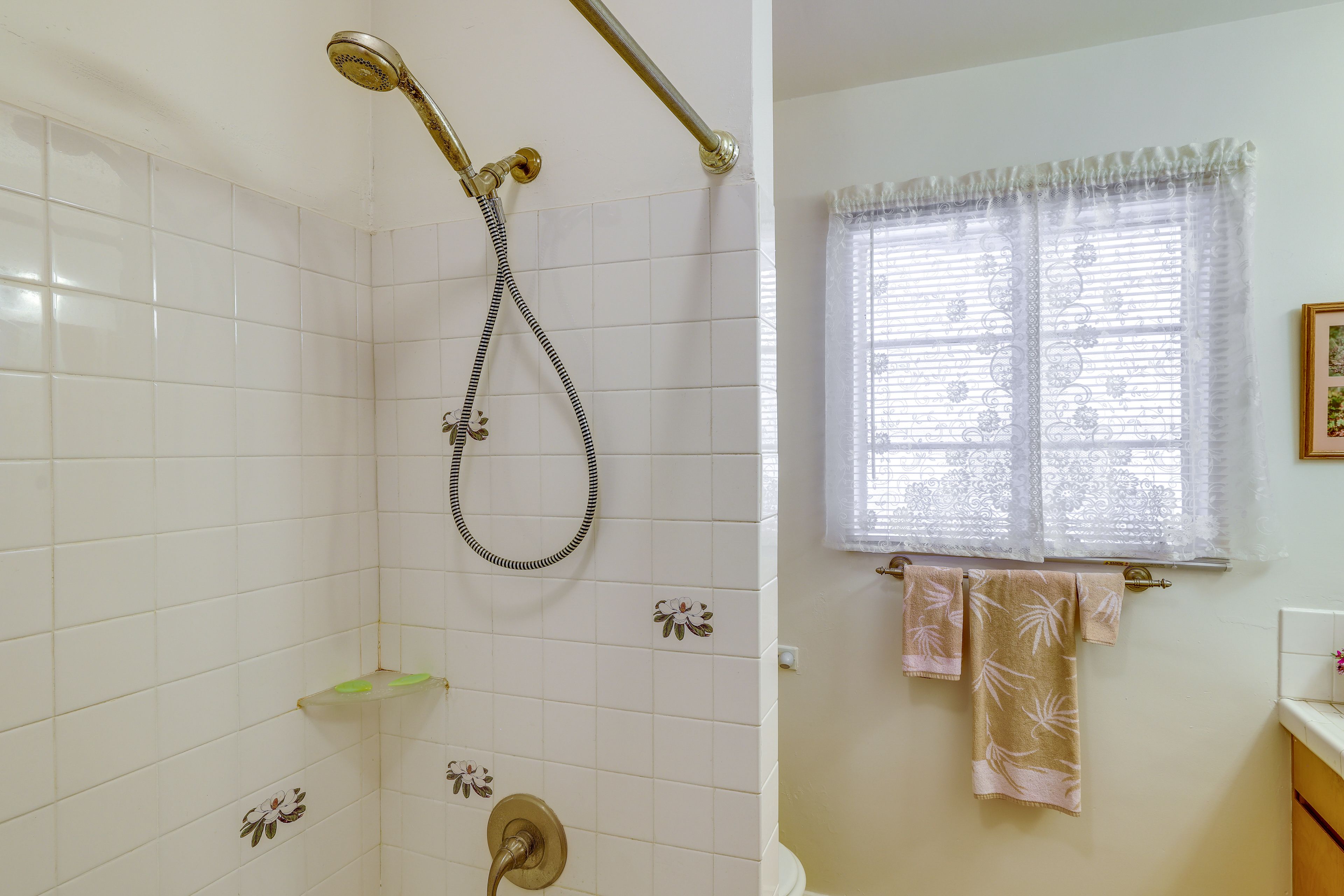 Full Bathroom | Complimentary Toiletries | Hair Dryer