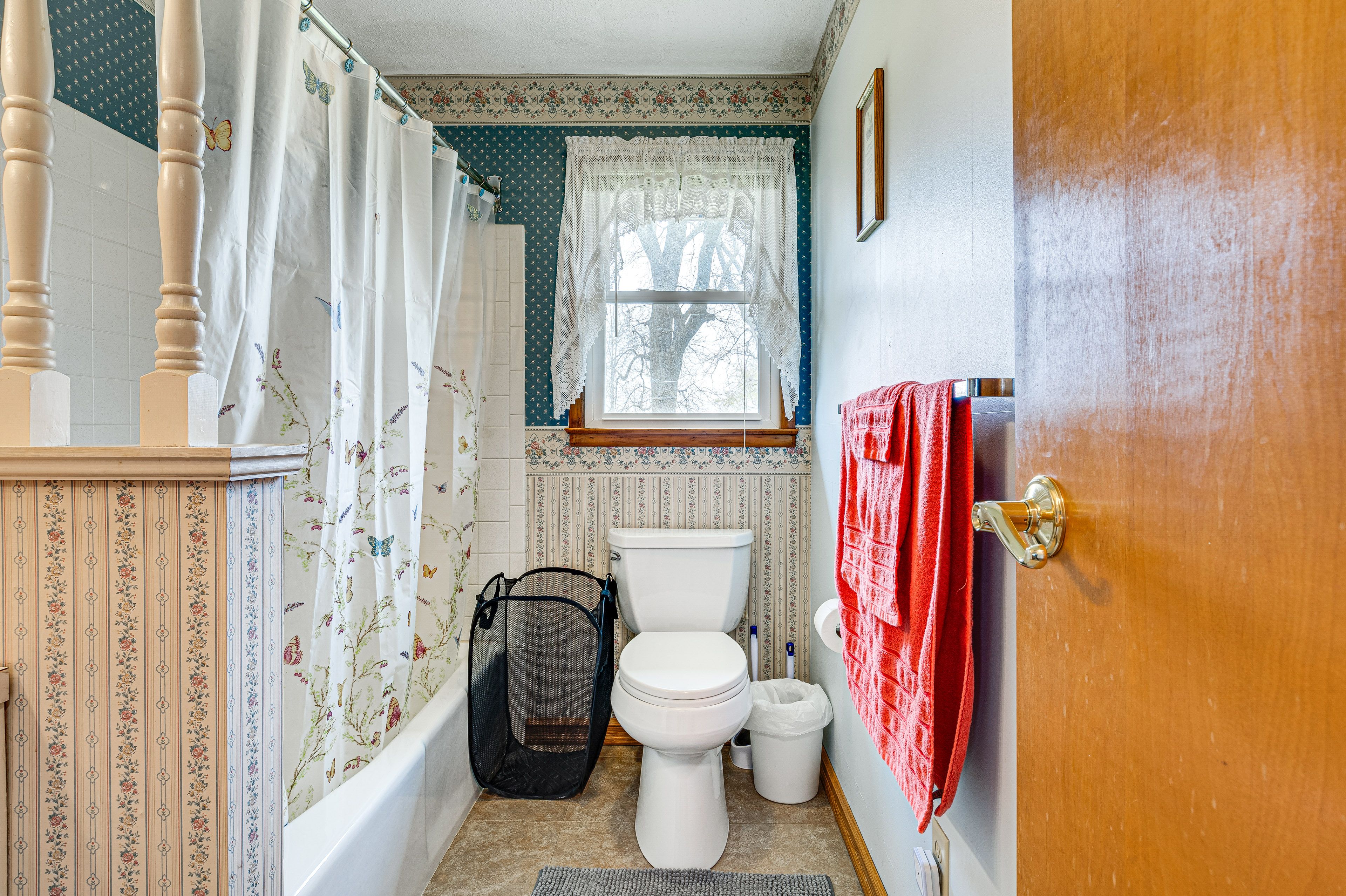 Full Bathroom | Towels Provided | Shower/Tub Combo
