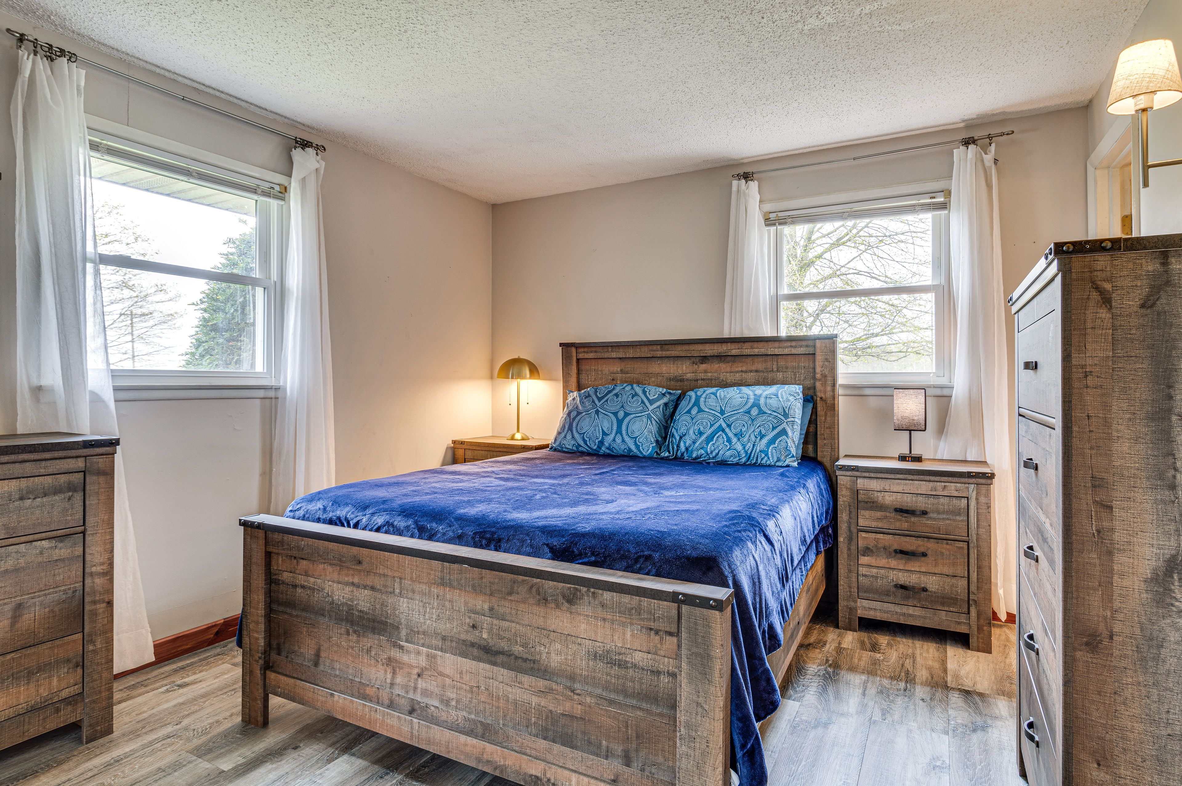 Bedroom 1 | Queen Bed | En-Suite Bathroom