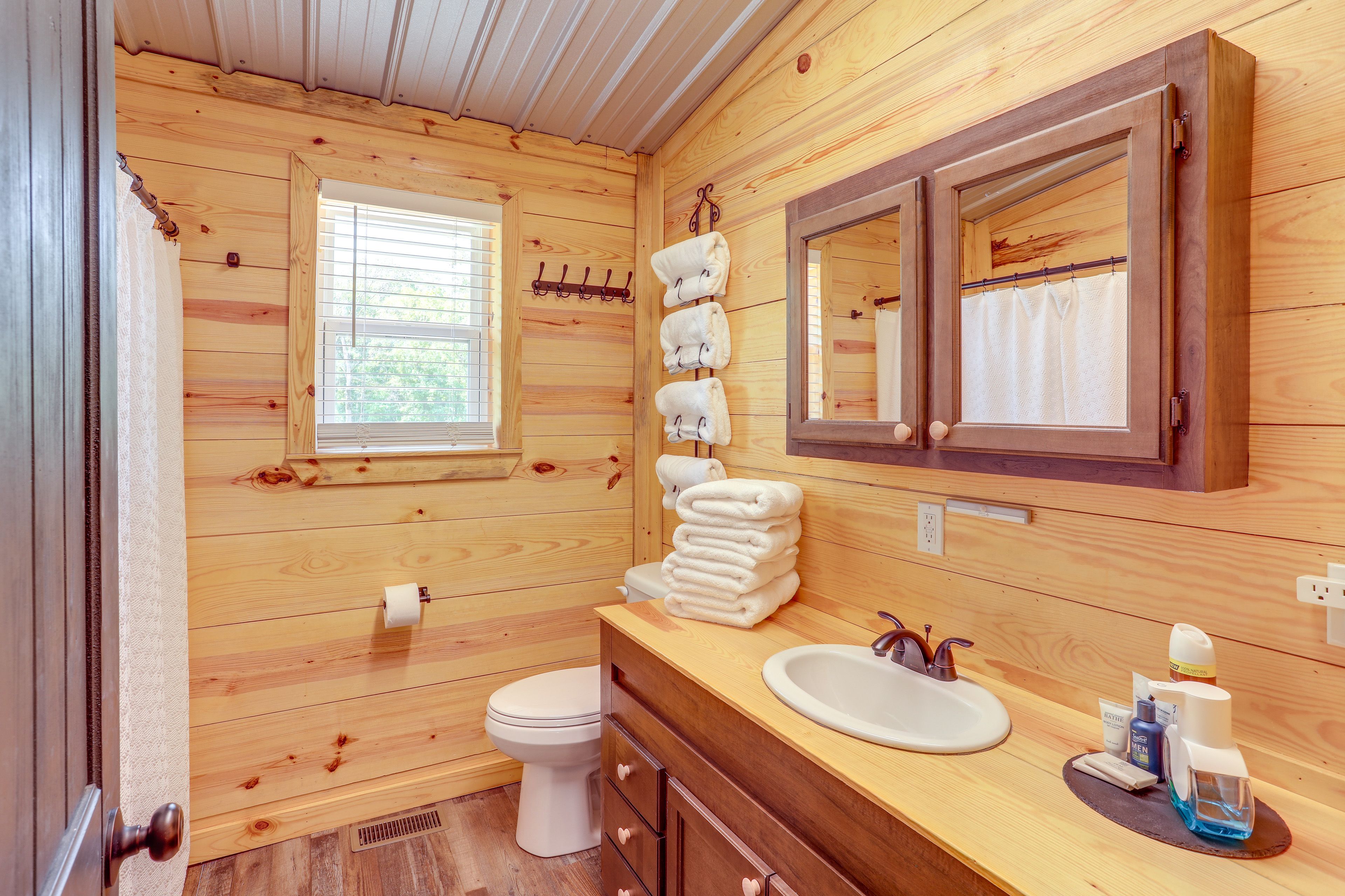 Full Bathroom | Complimentary Toiletries | Hair Dryer