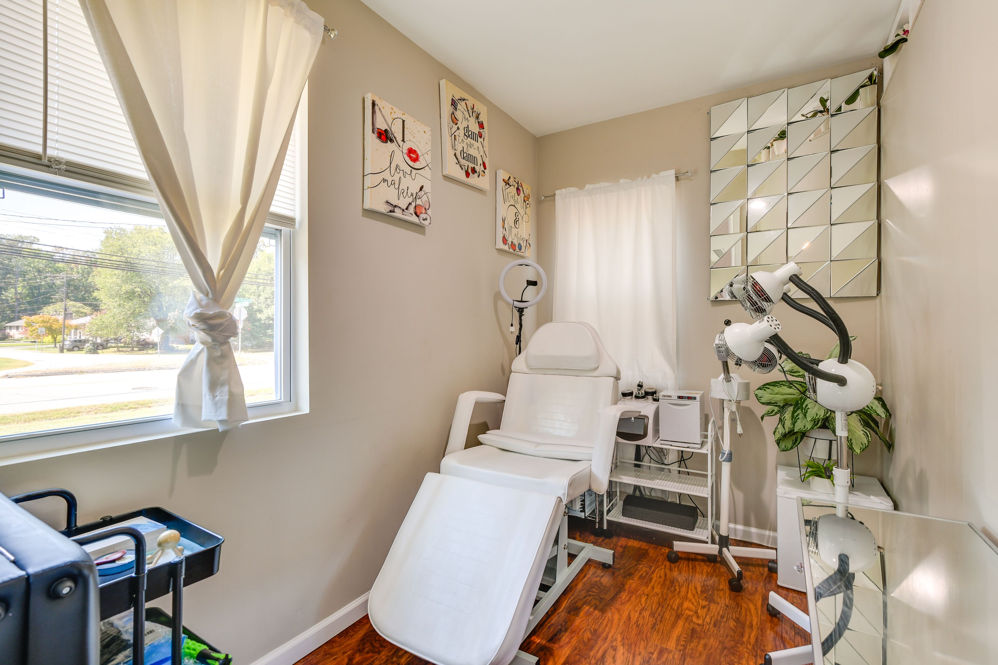 Salon Room