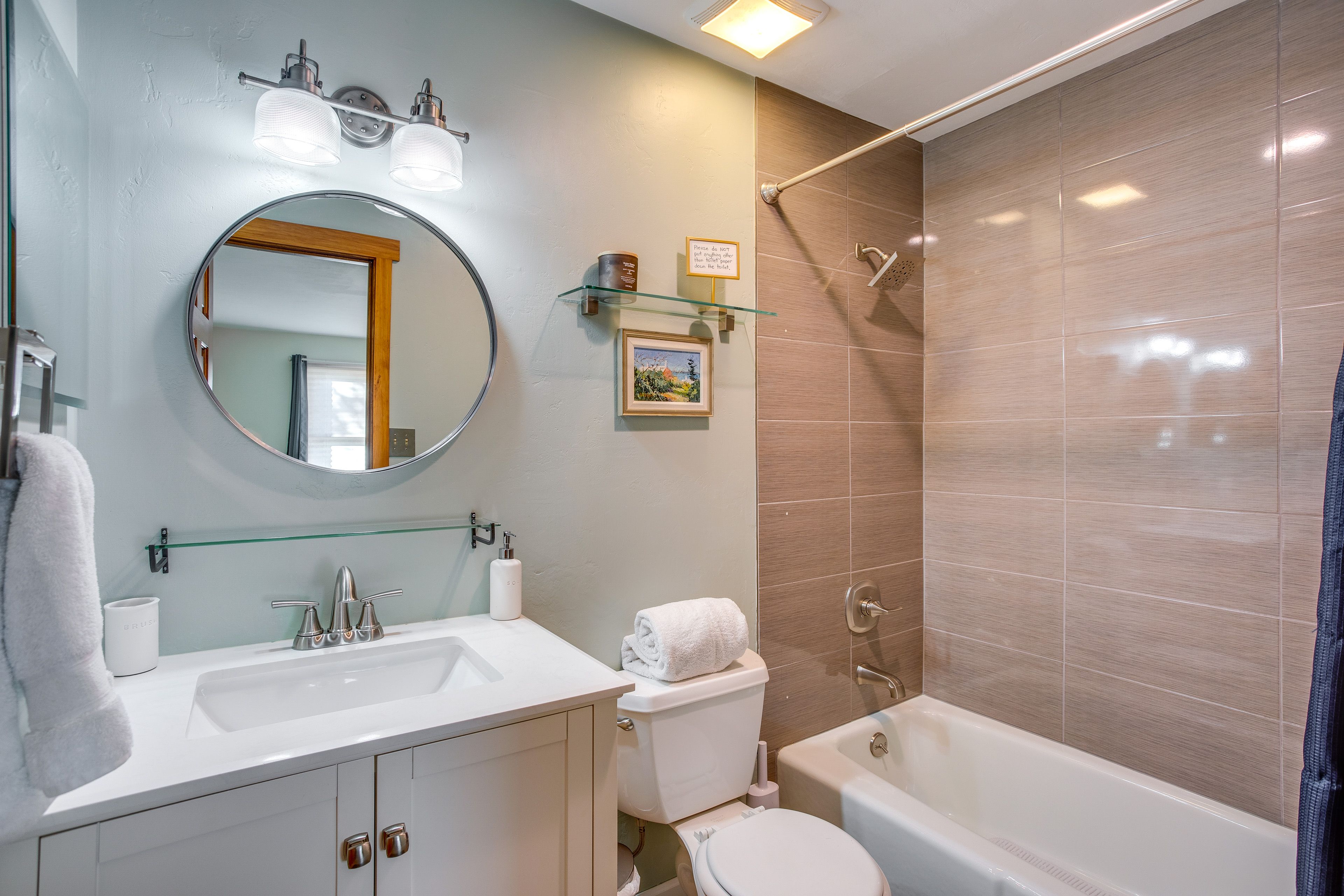 Full Bathroom | Towels Provided