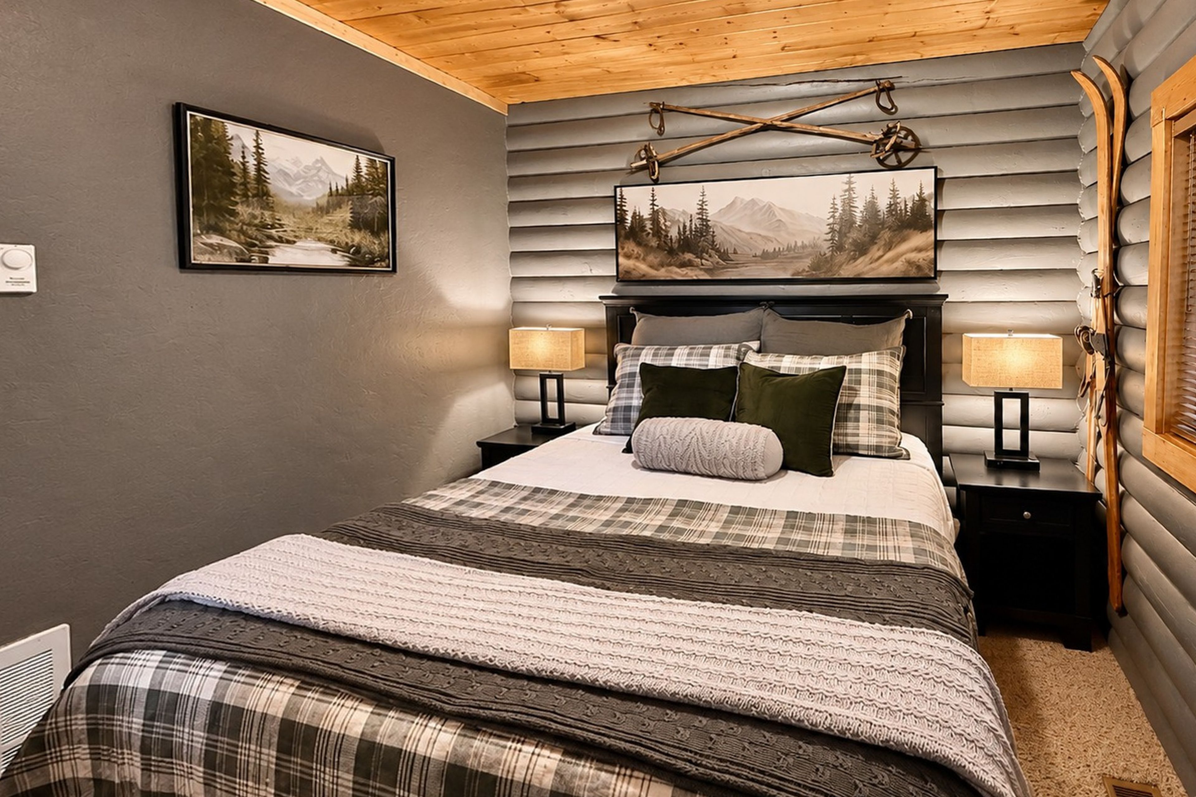 Bedroom 3 | Queen Bed