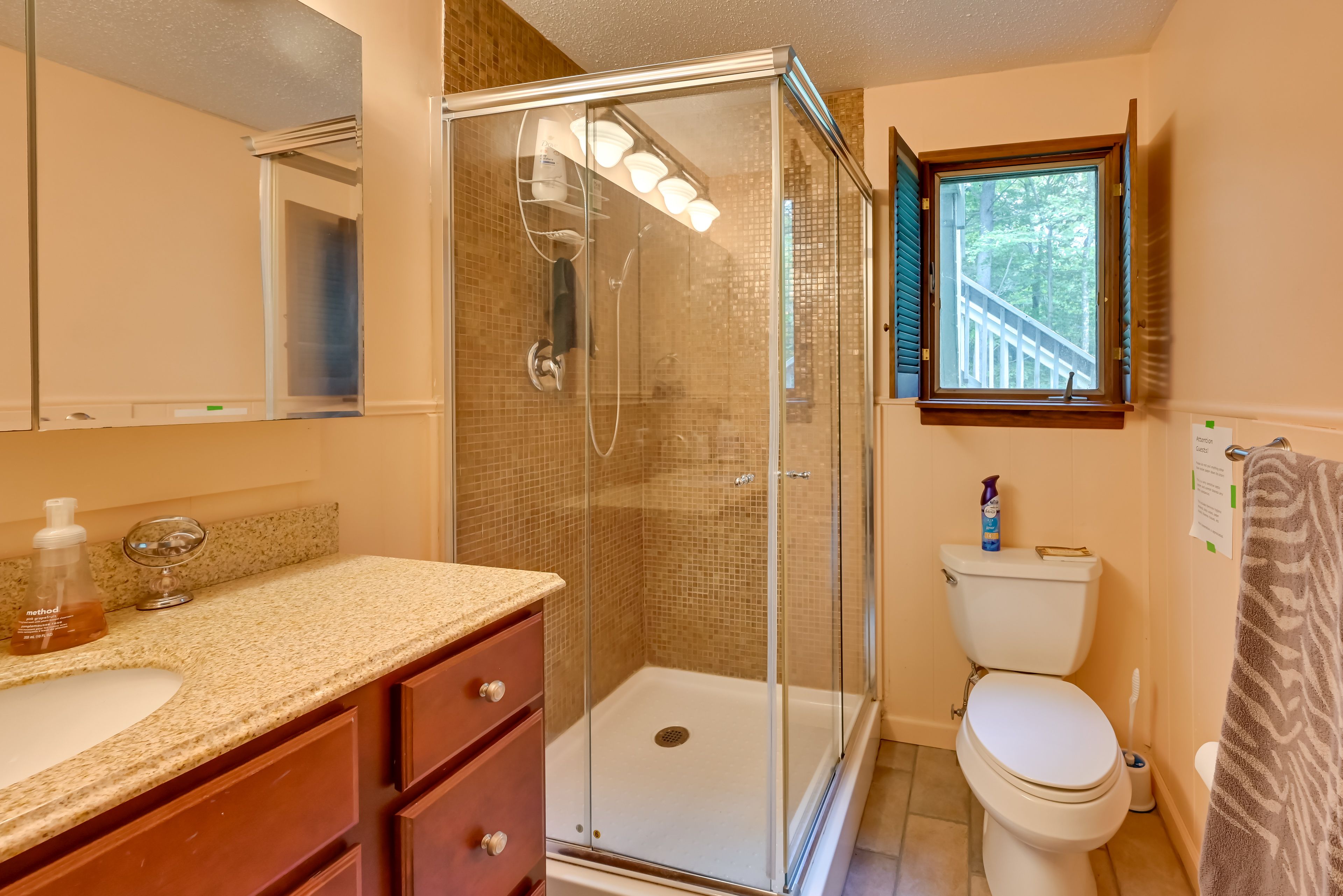 Full Bathroom | Towels Provided