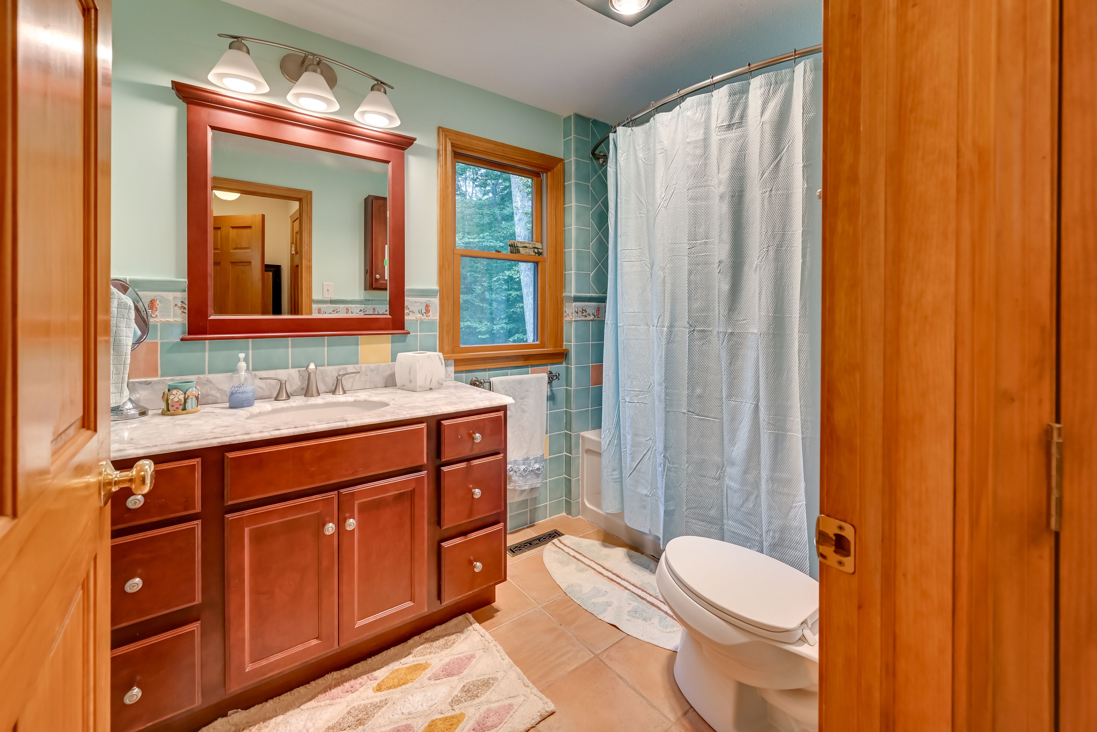 Full Bathroom | Complimentary Toiletries