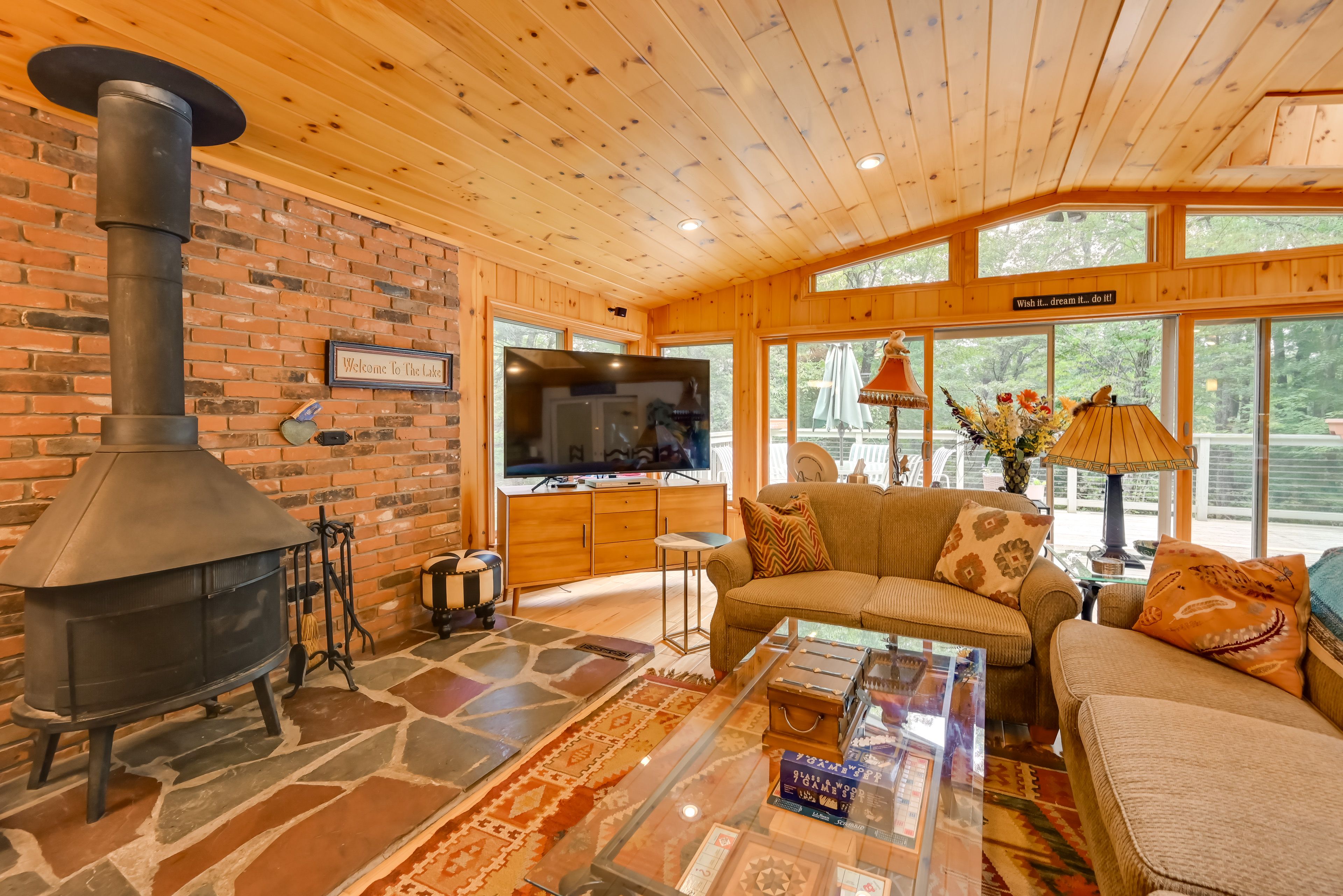 Living Room | Smart TV | Central A/C + Heating