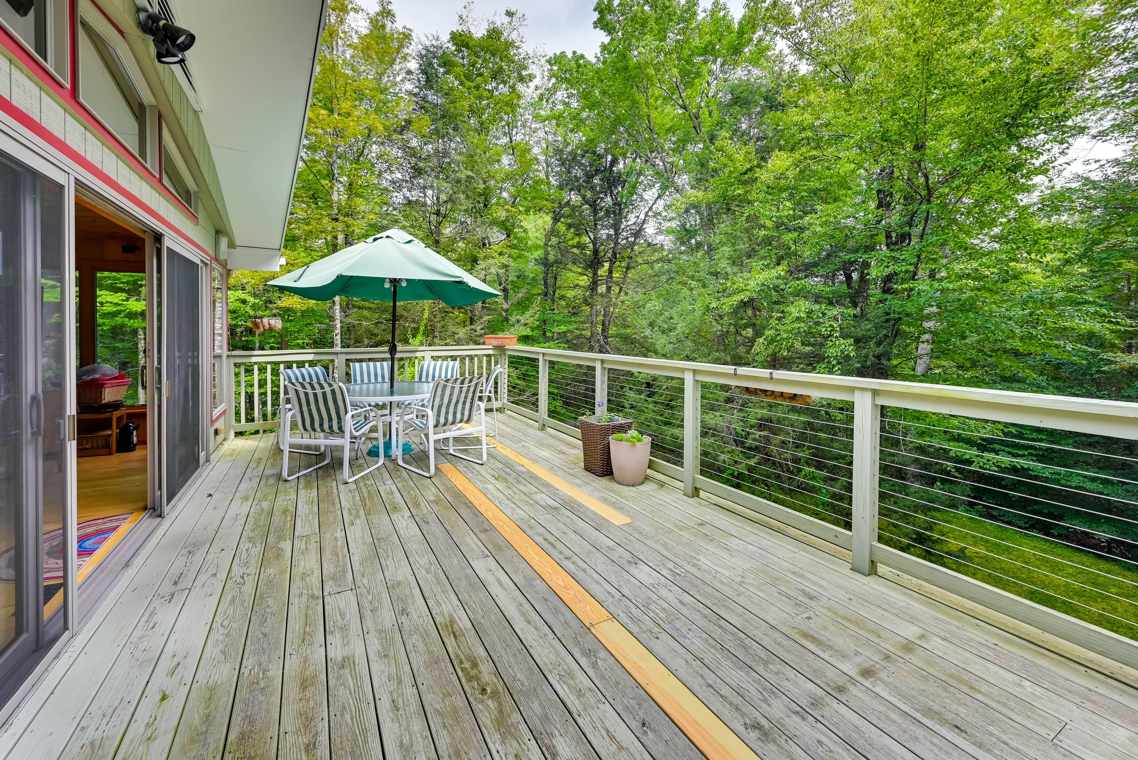 Deck | Outdoor Dining Area | Gas Grill
