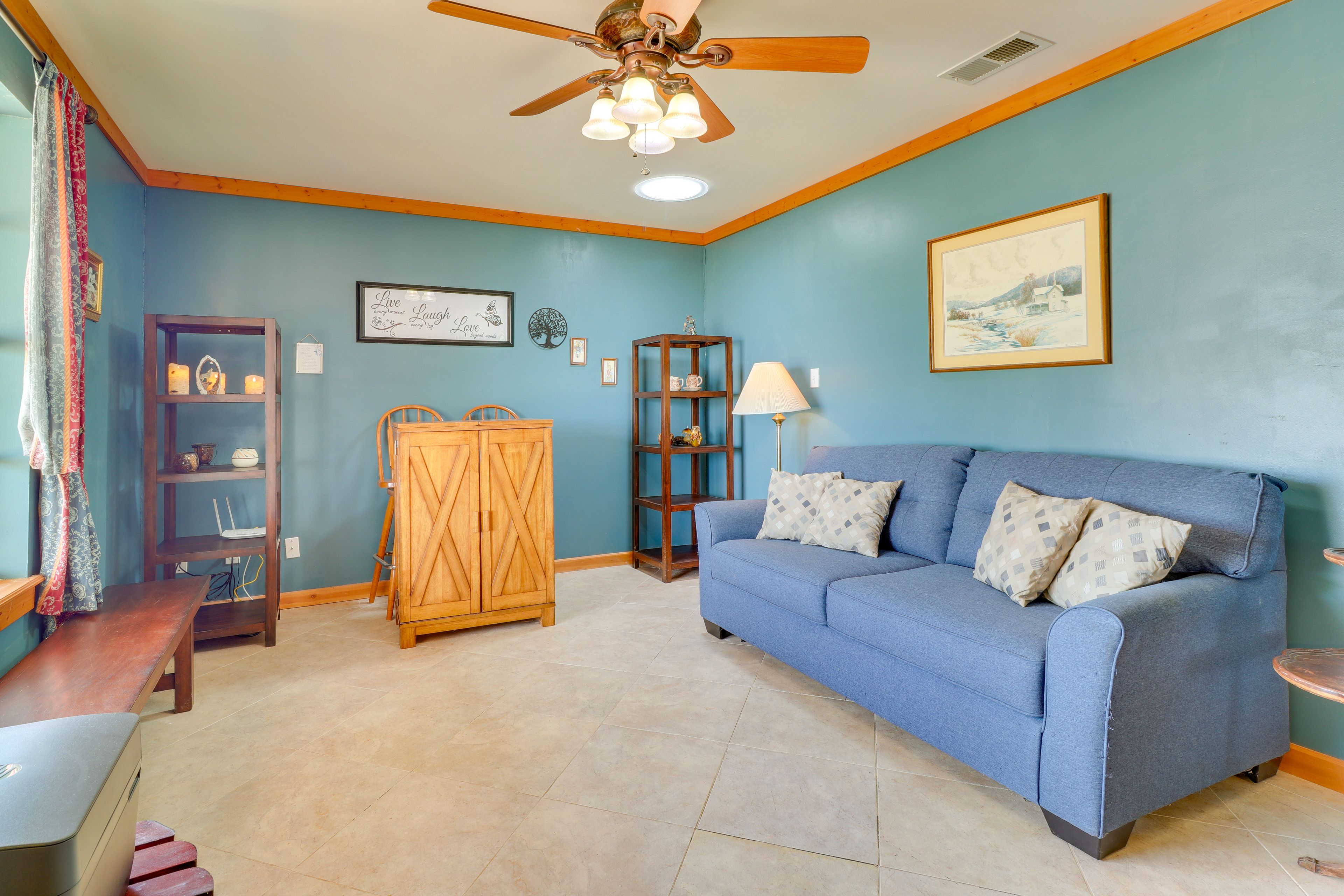 Family Room | Sleeper Sofa | Laptop-Friendly Workspace