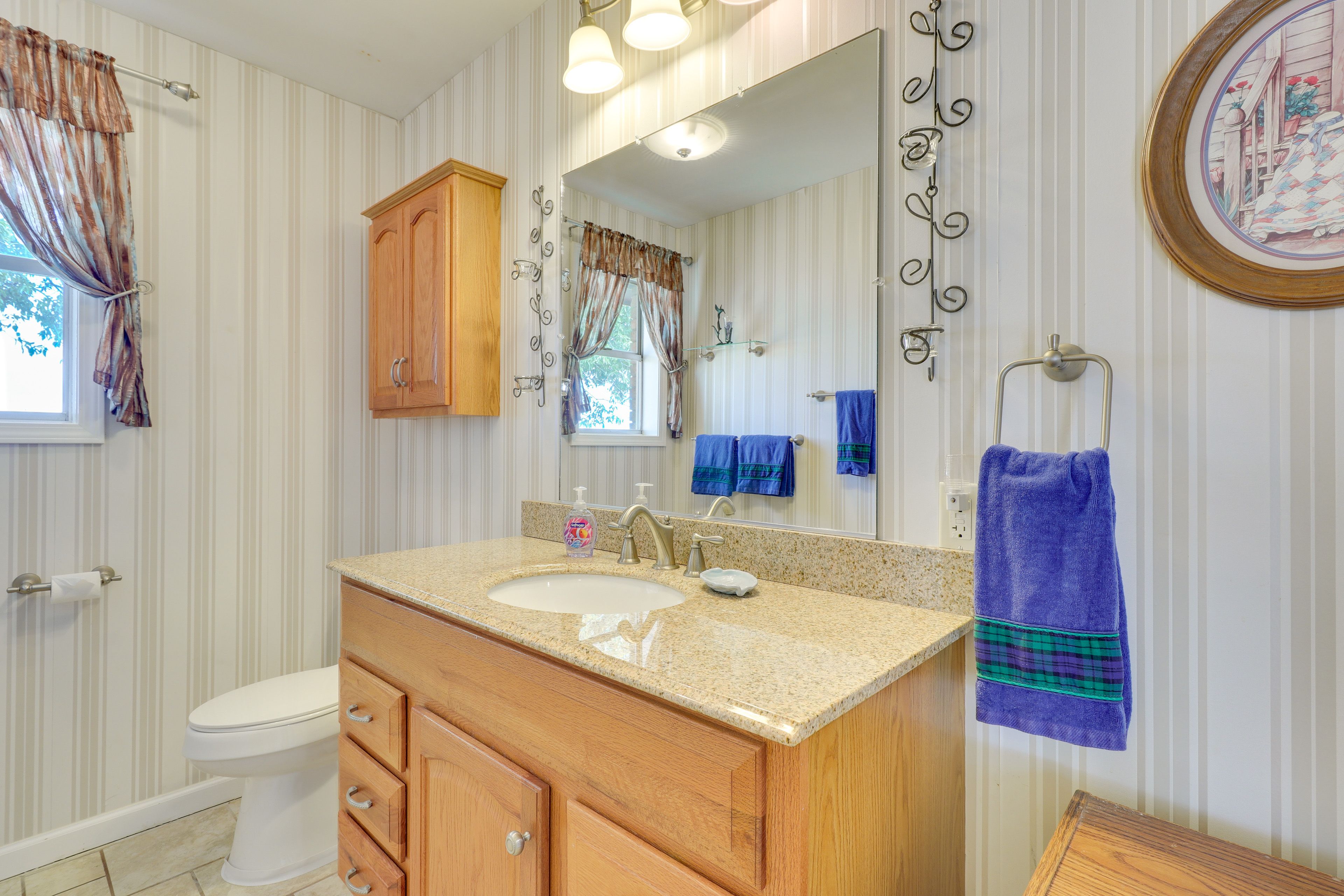 Full Bathroom | Towels Provided