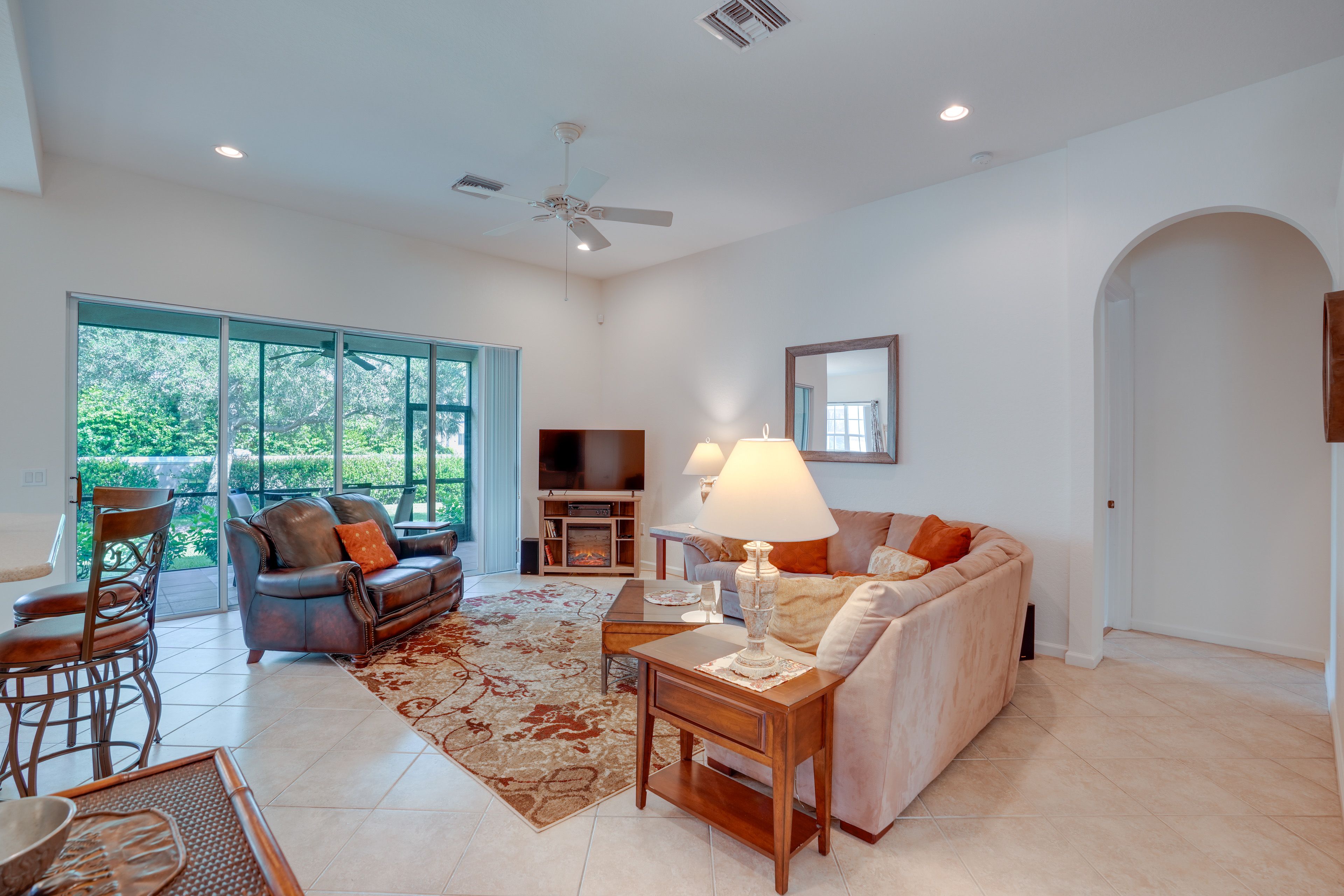 Living Room | Free WiFi | Smart TV | Central A/C