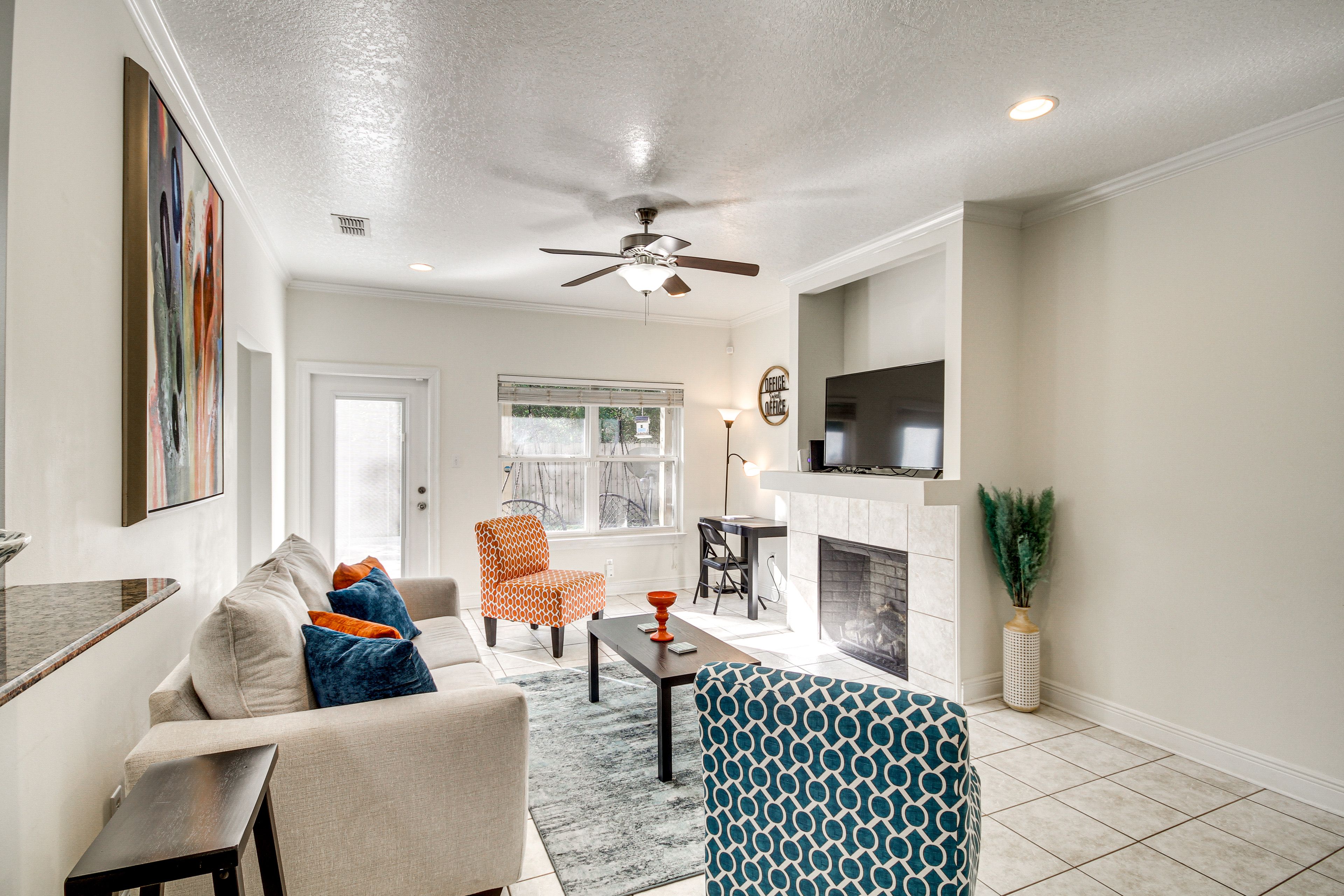 Living Room | Free WiFi | Smart TV | Central A/C & Heating | Sleeper Sofa