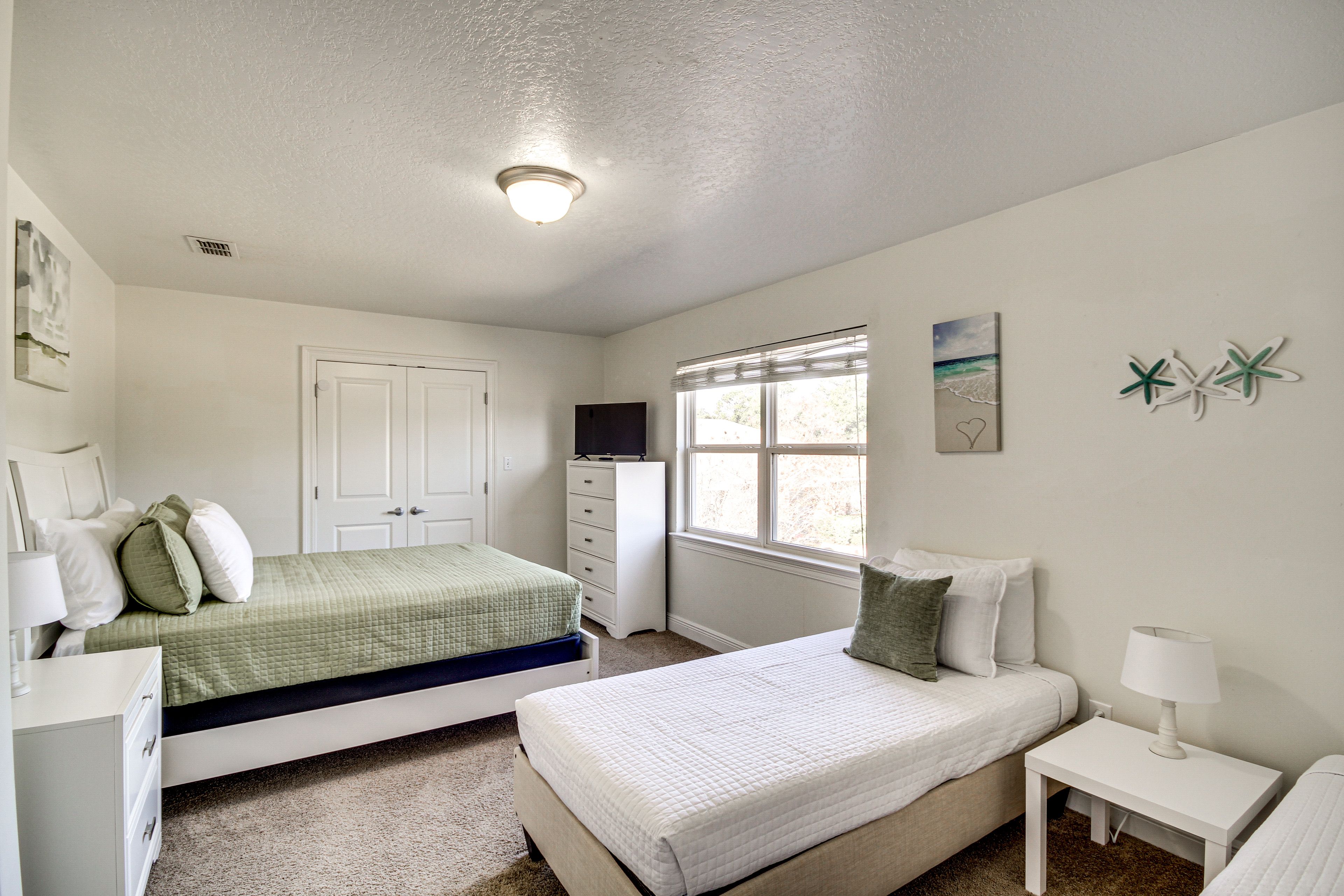 Bedroom 2 | Queen Bed | 2 Twin Beds | Smart TV | 2nd Floor