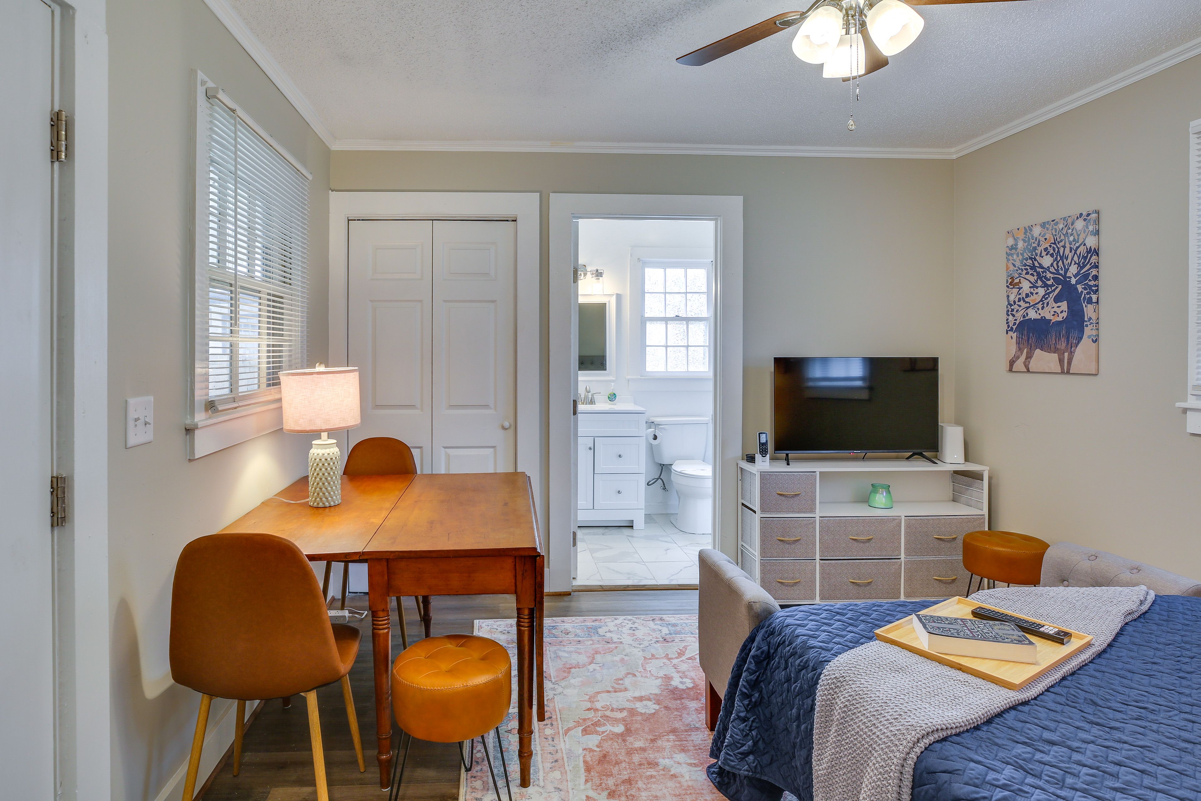 Dining Area | Dishware/Flatware Provided