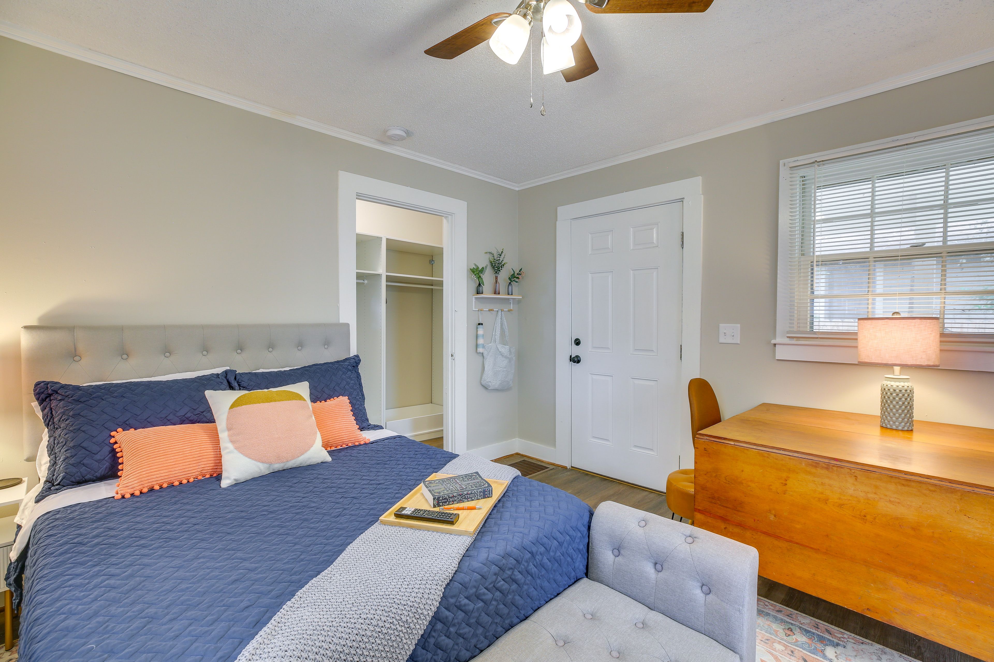 Studio | Full Bed | Flat-Screen TV | Ceiling Fan