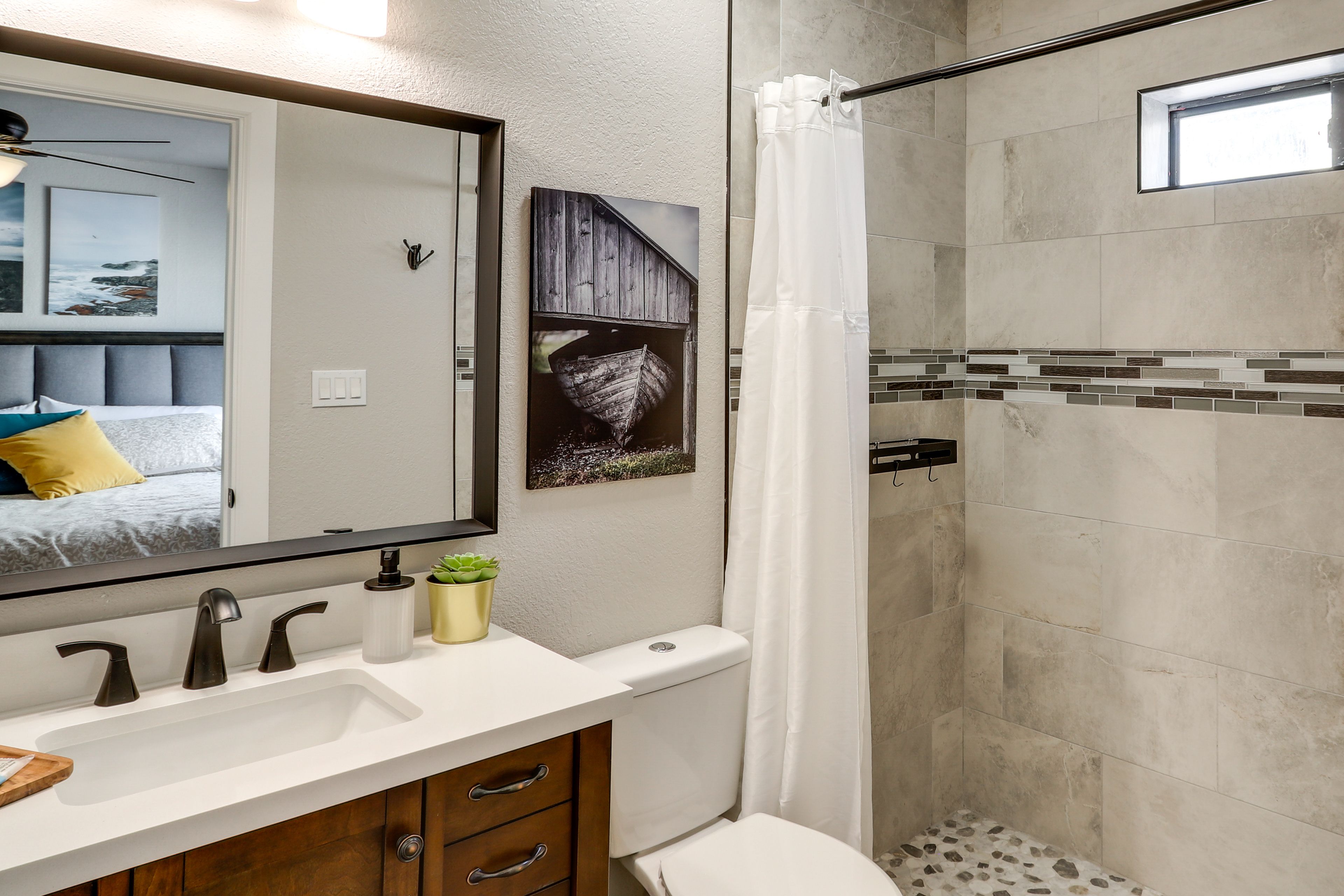 Full Bath | Complimentary Toiletries | Towels Provided