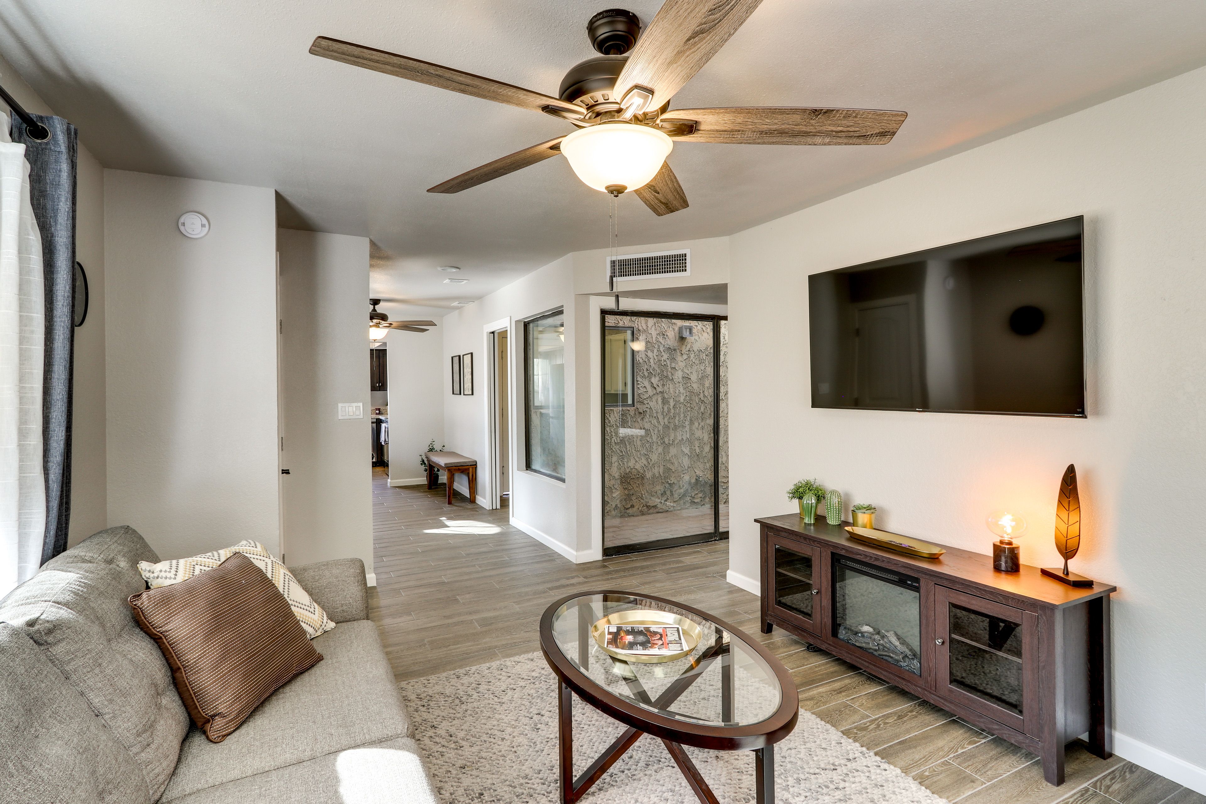 Living Room | Free WiFi | Smart TV | Central A/C & Heating