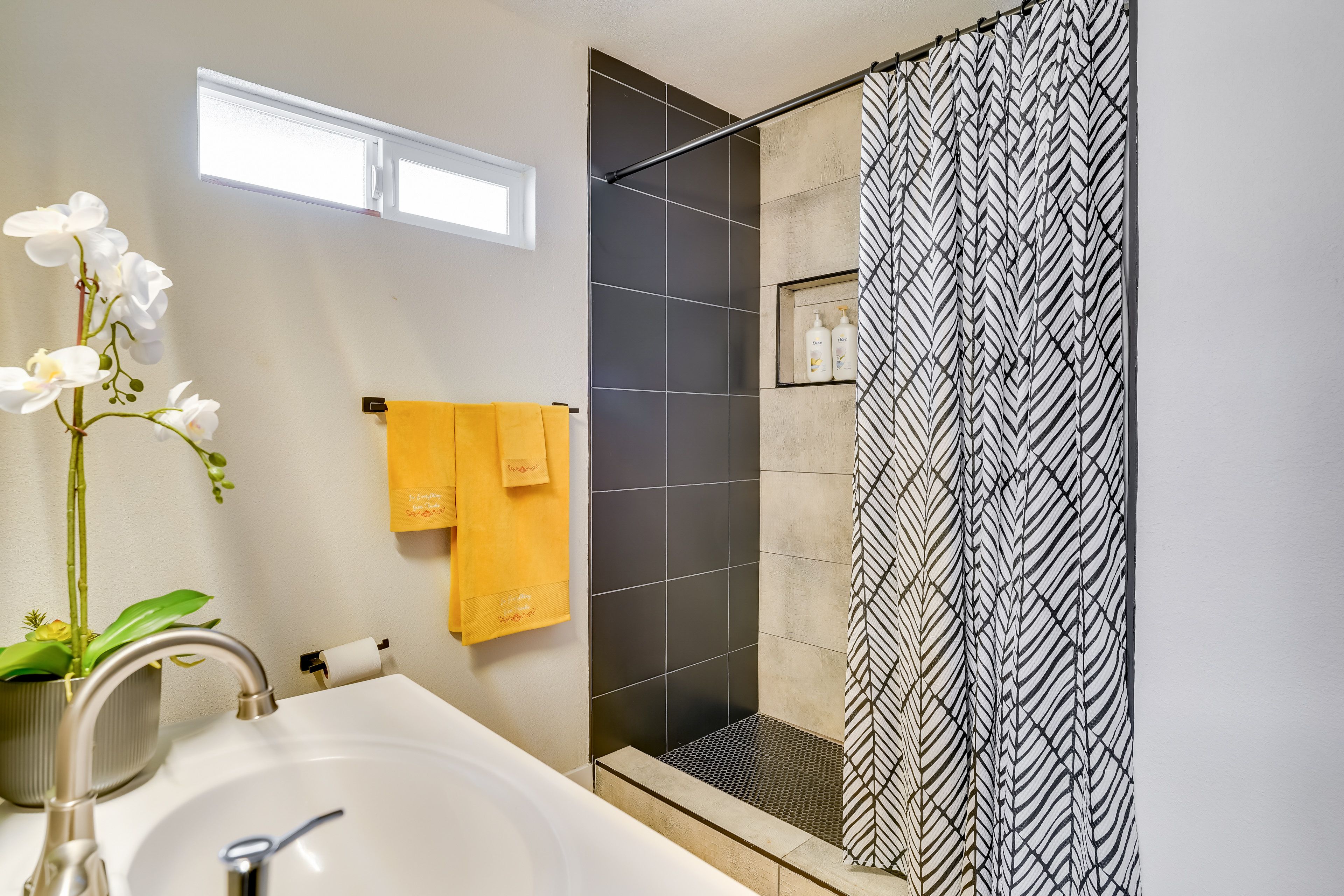 Full Bathroom | Complimentary Toiletries