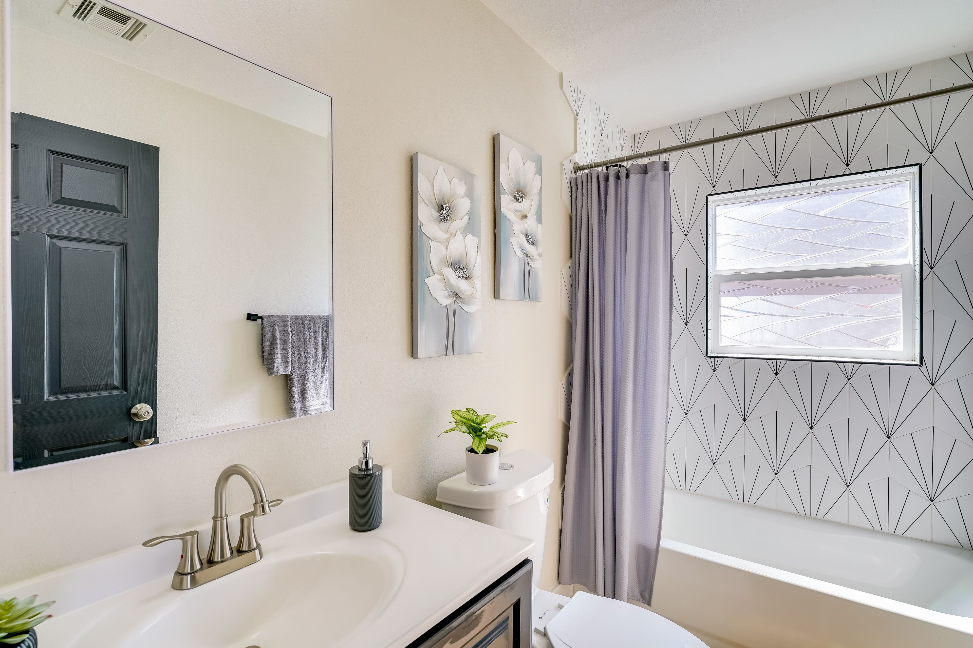 Full Bathroom | Towels Provided