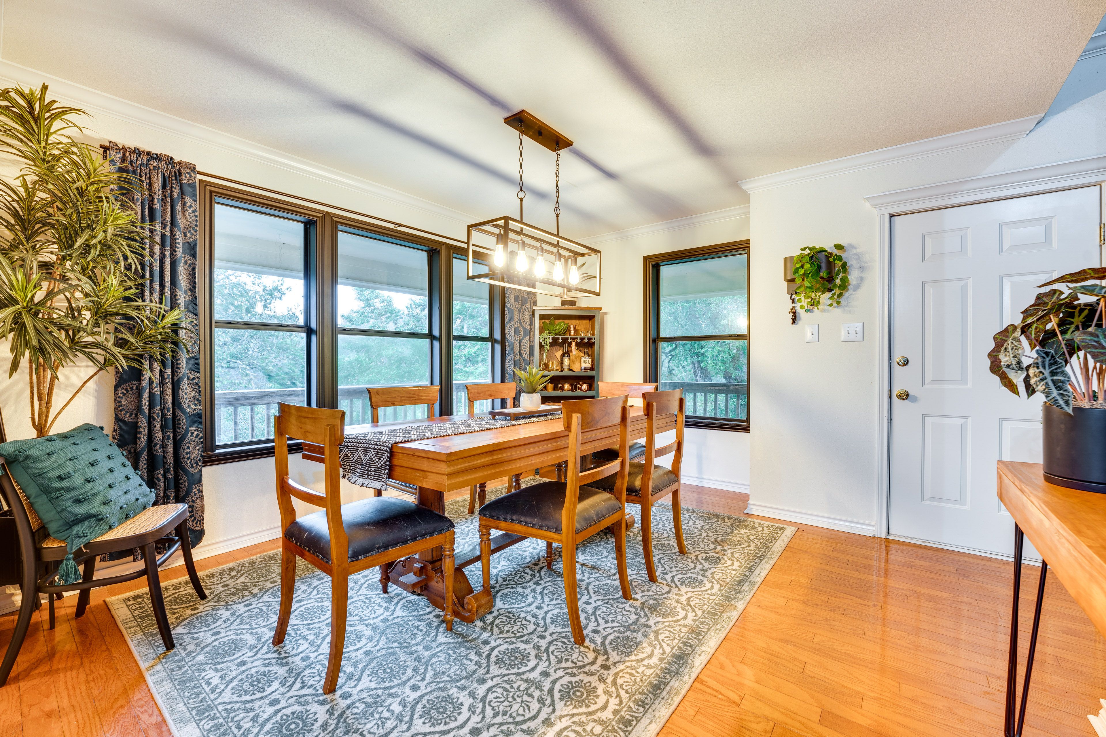 Dining Area | Dishware & Flatware Provided | Central A/C & Heating