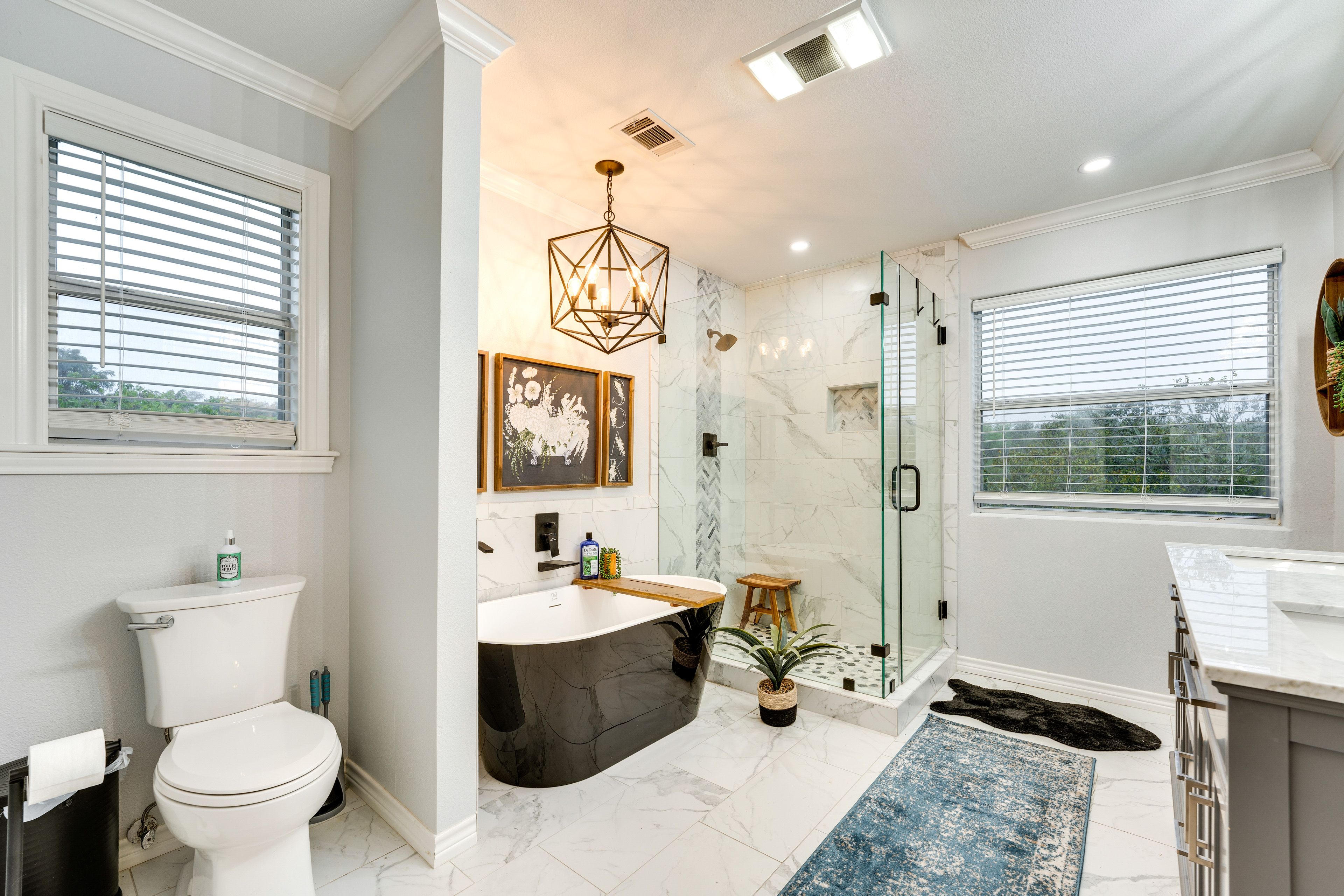 Full Bathroom | Towels Provided | Complimentary Toiletries | Soaker Tub