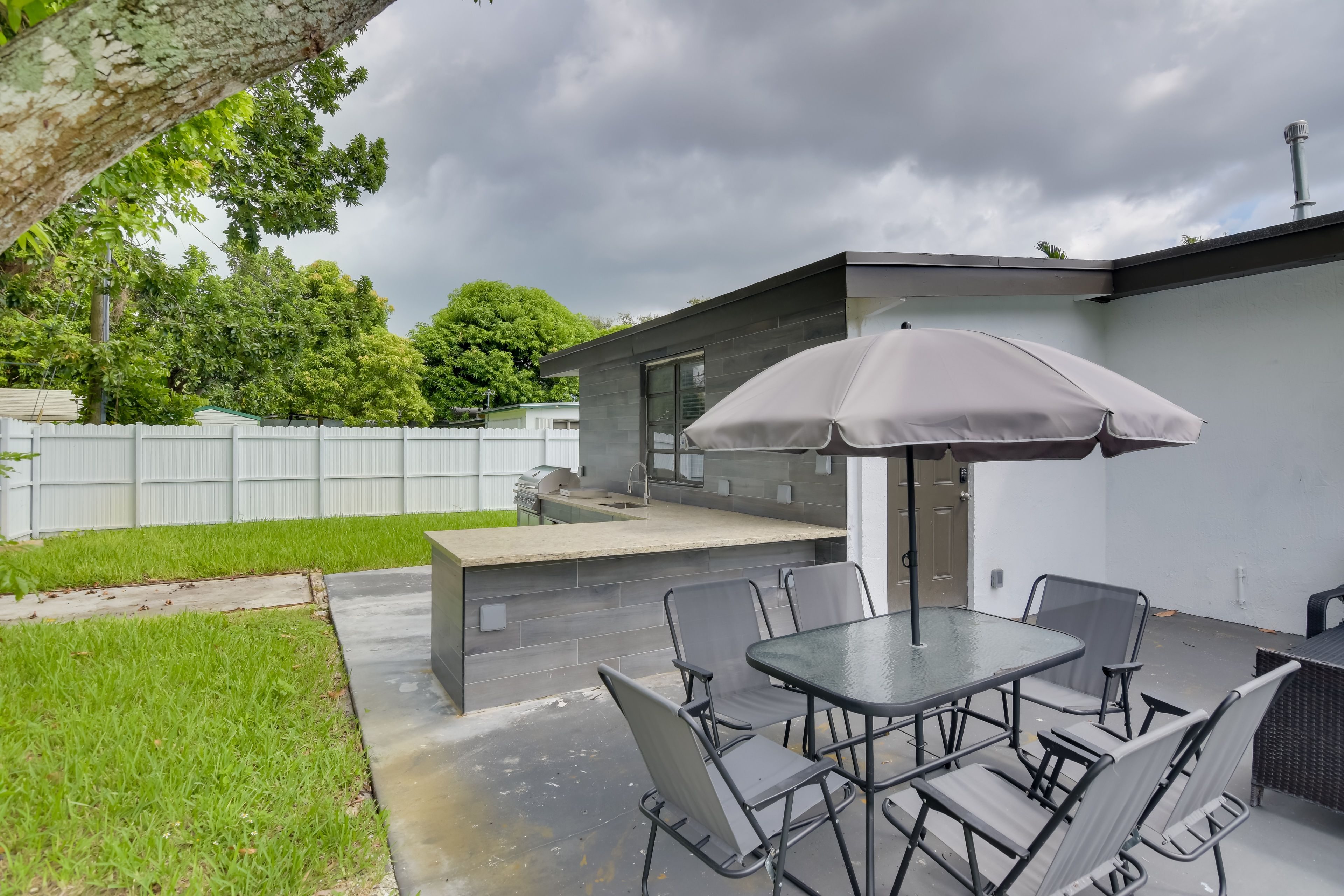 Open Patio | Outdoor Dining Area | Chaise Loungers