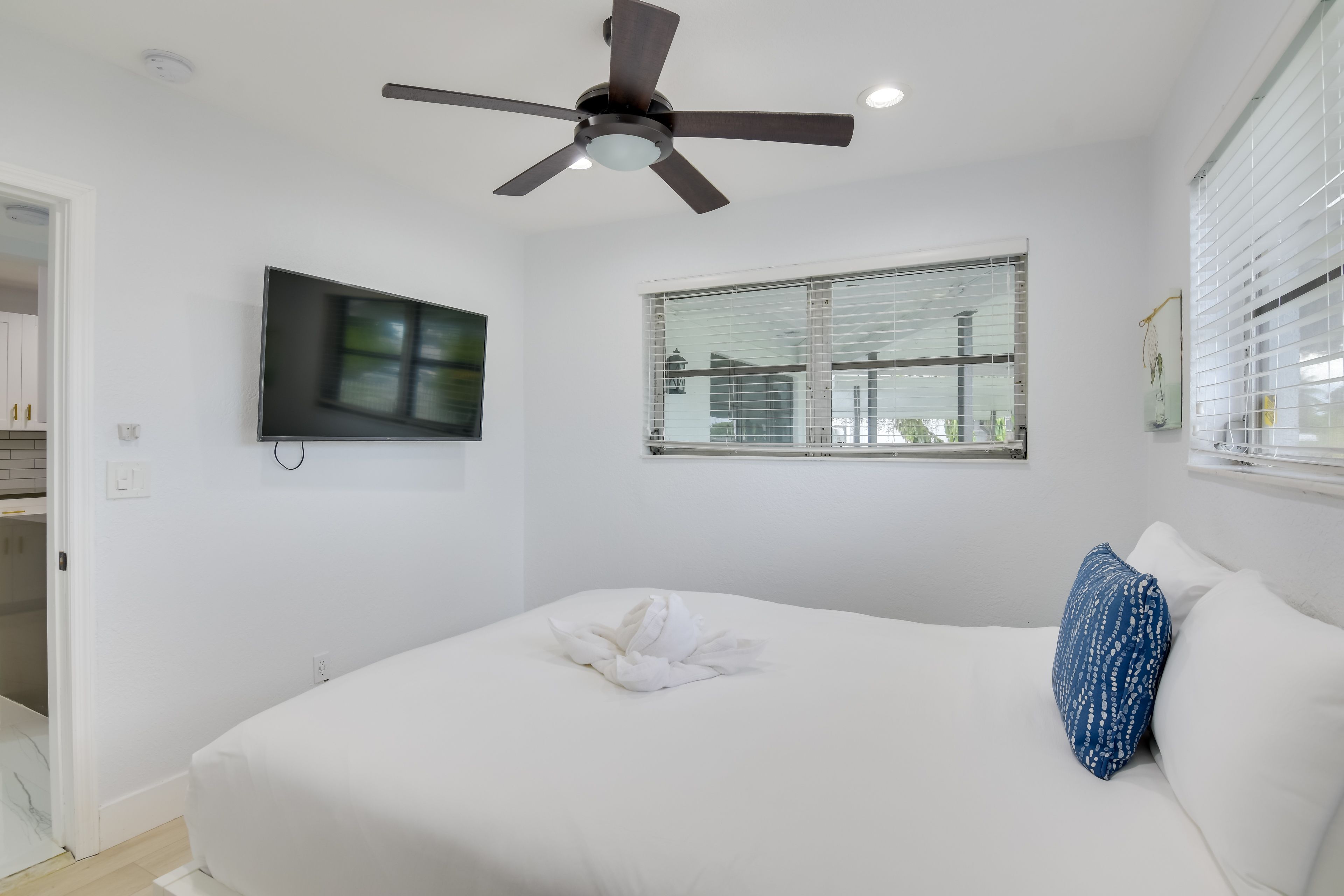 Bedroom 3 | Queen Bed | Smart TV