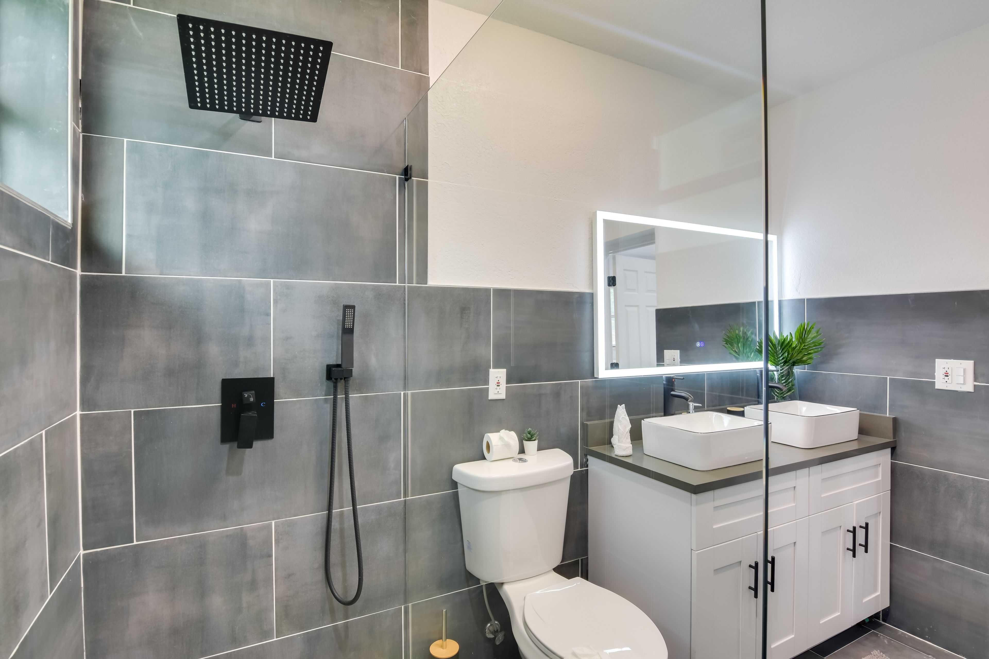Bathroom | Complimentary Toiletries | Towels Provided