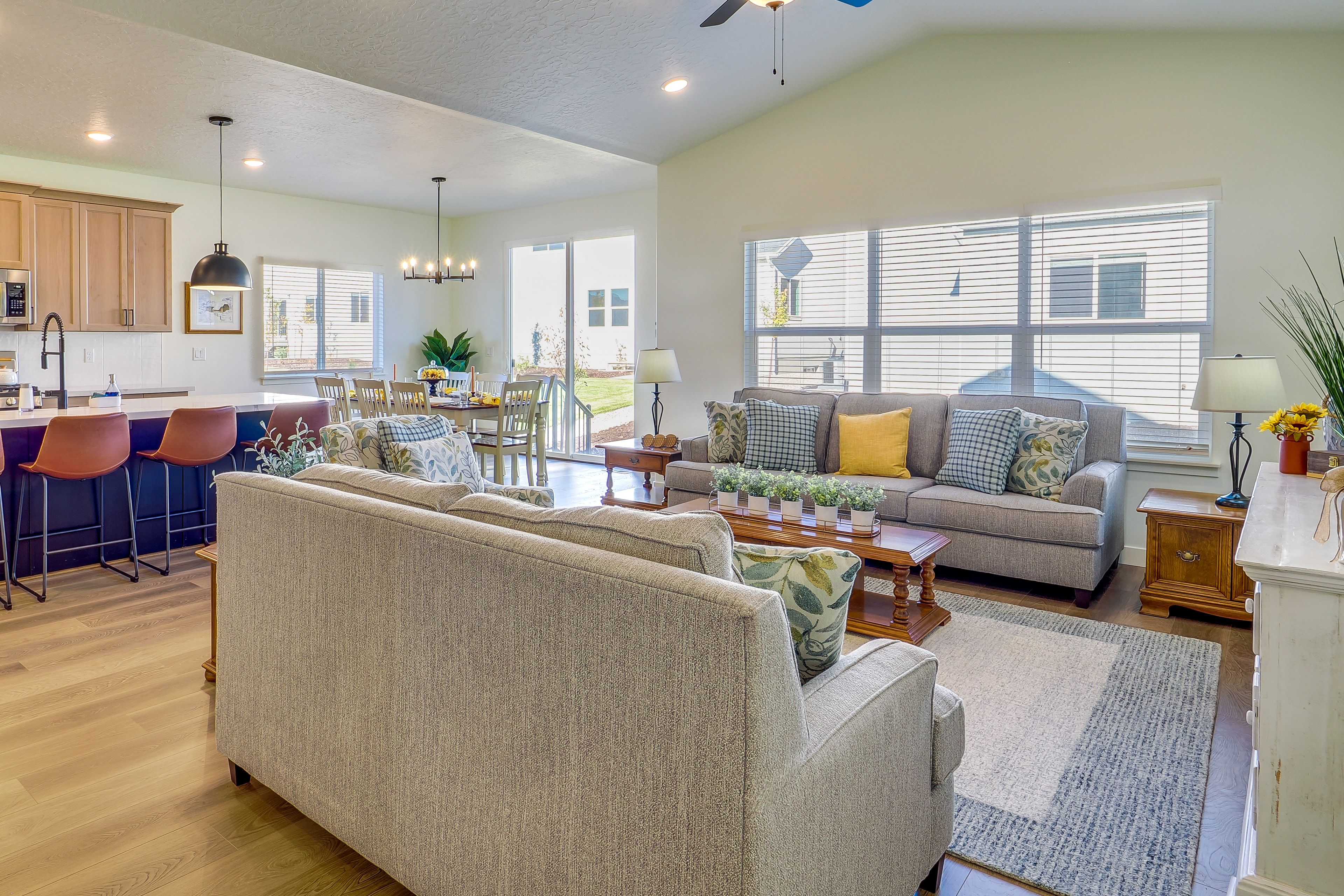 Living Room | Free WiFi | Central A/C & Heat | Smart TV | Piano