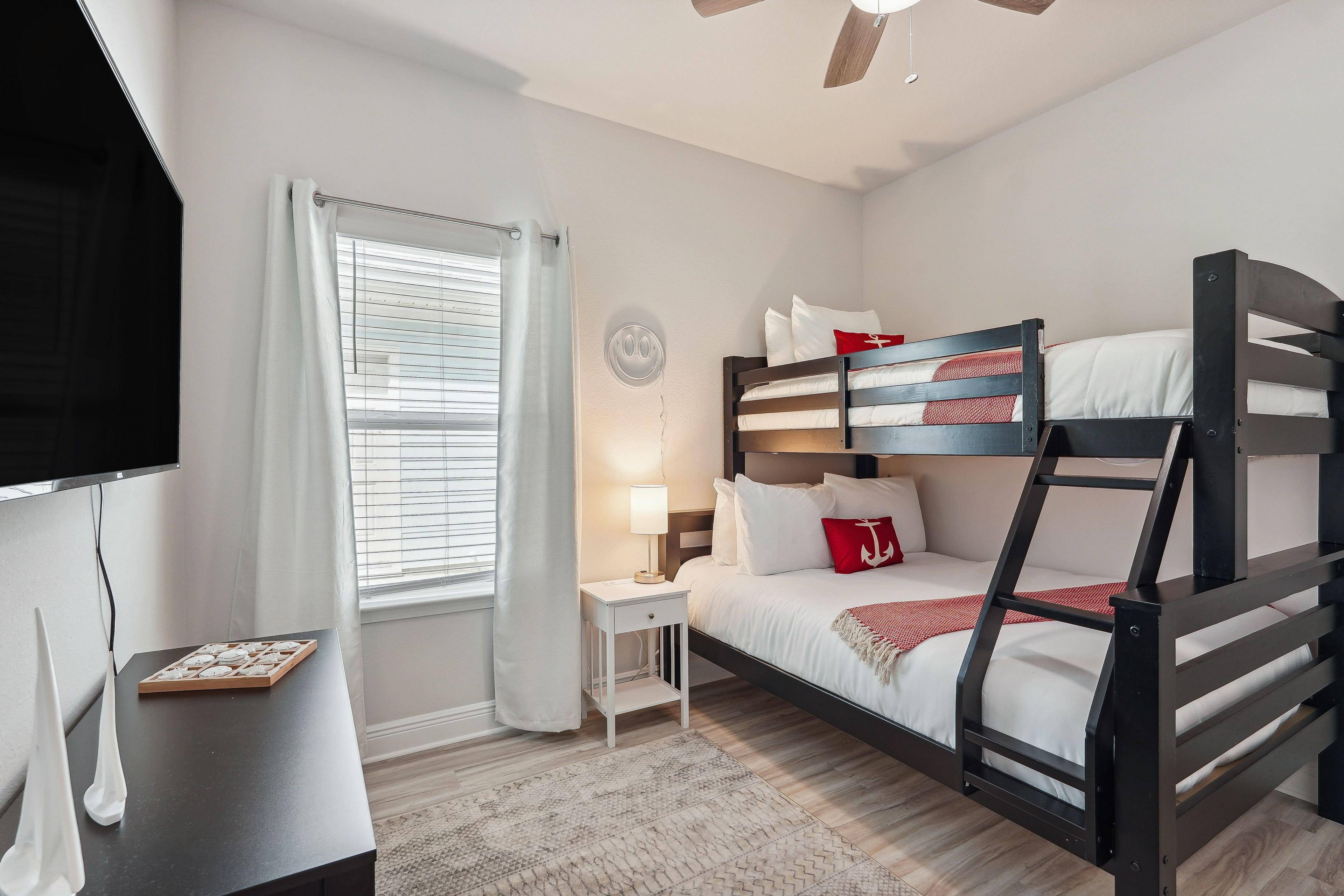 Bedroom 3 | Twin/Queen Bunk Bed